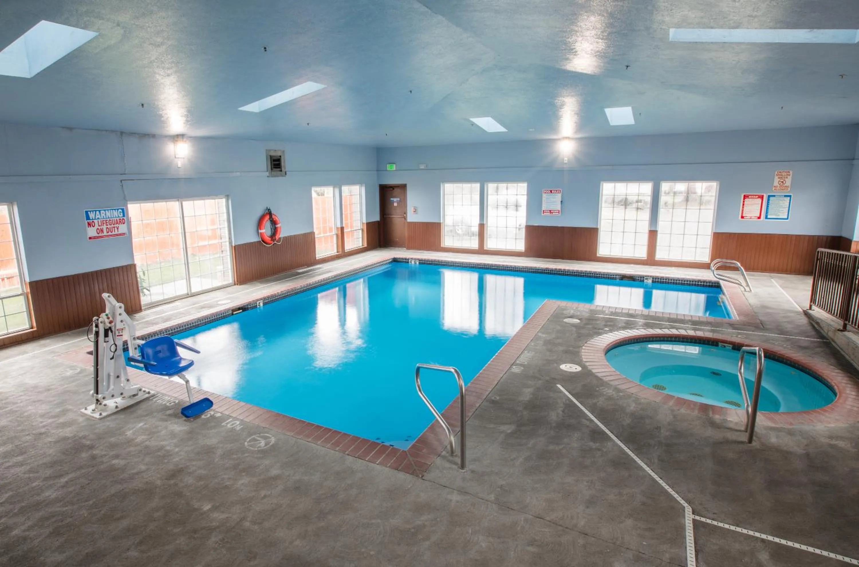 Swimming pool in Bridgeway Inn & Suites - Portland Airport