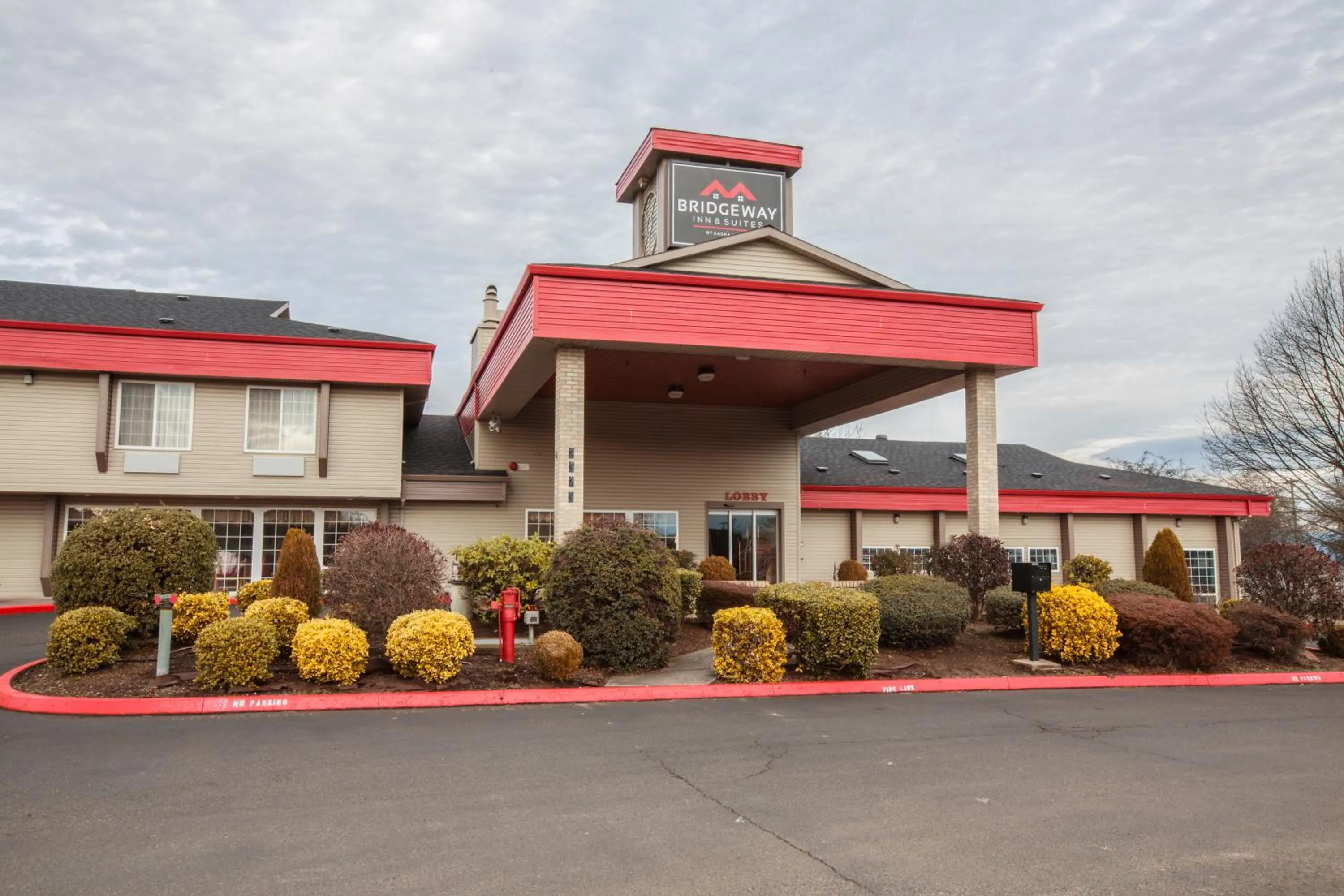 Property building in Bridgeway Inn & Suites - Portland Airport