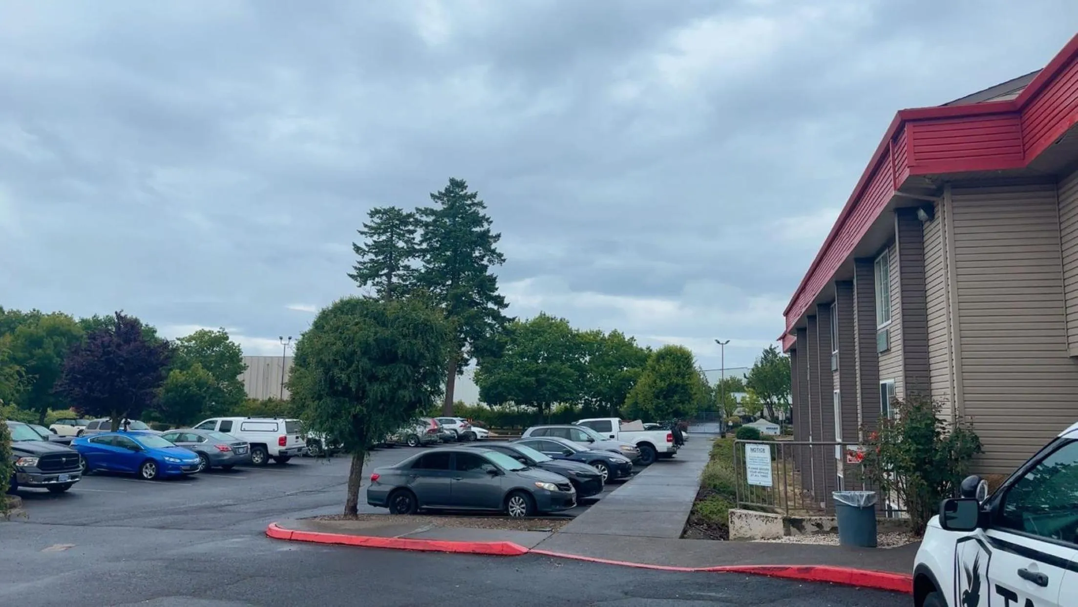 Parking in Bridgeway Inn & Suites - Portland Airport