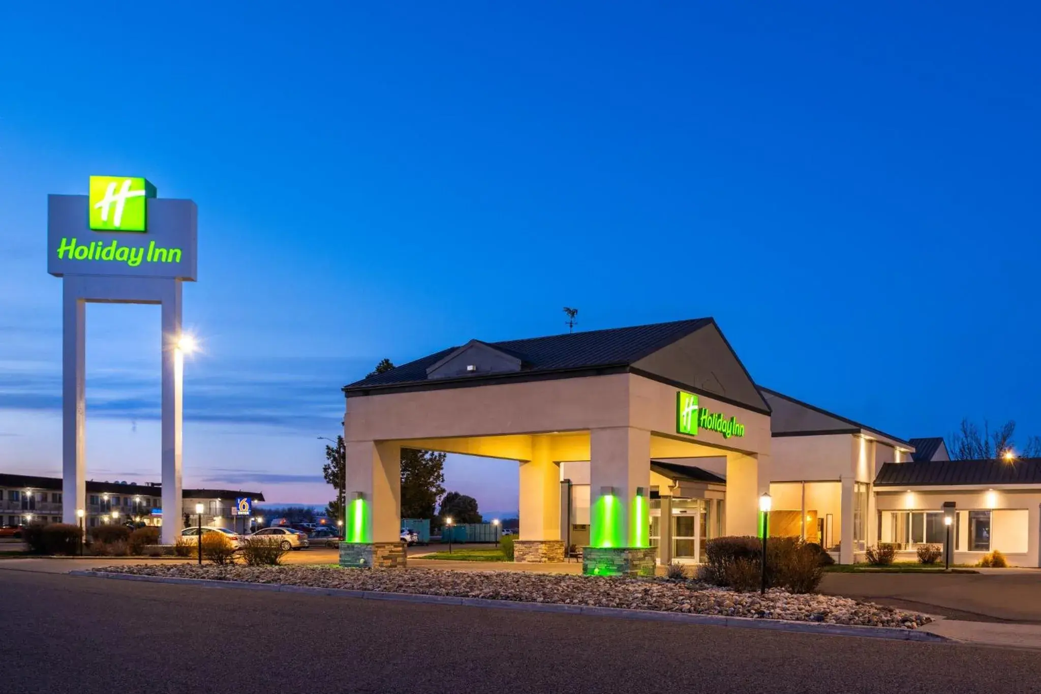 Property building in Clarion Inn Ontario Property building in Clarion Inn Ontario