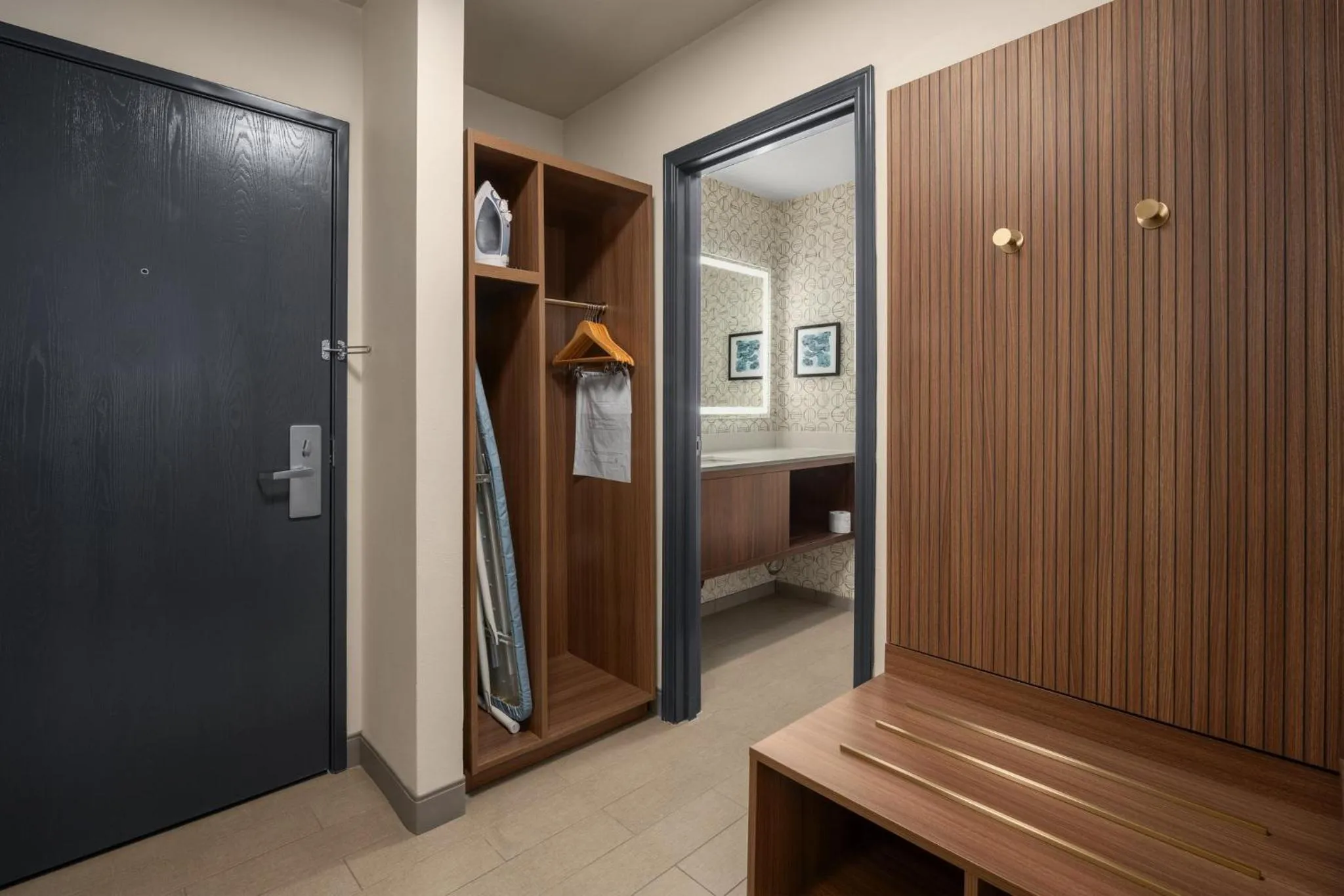 Photo of the whole room, Bed in Clarion Inn Ontario