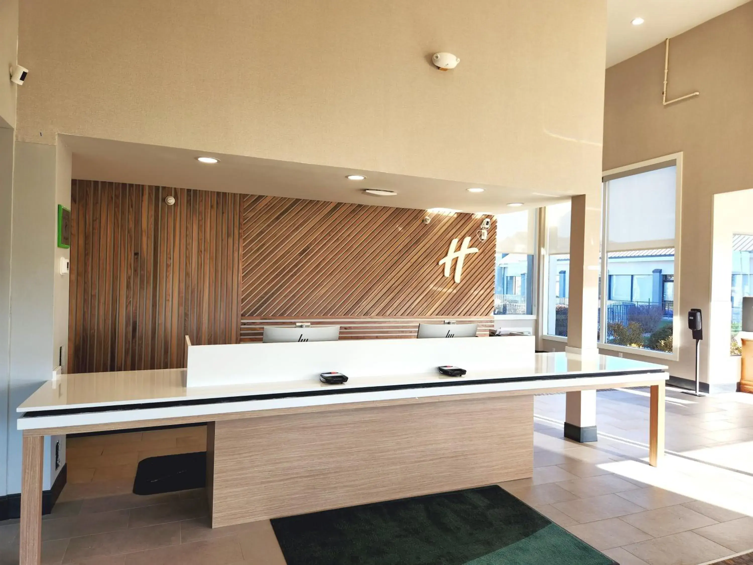 Property building in Clarion Inn Ontario Property building in Clarion Inn Ontario