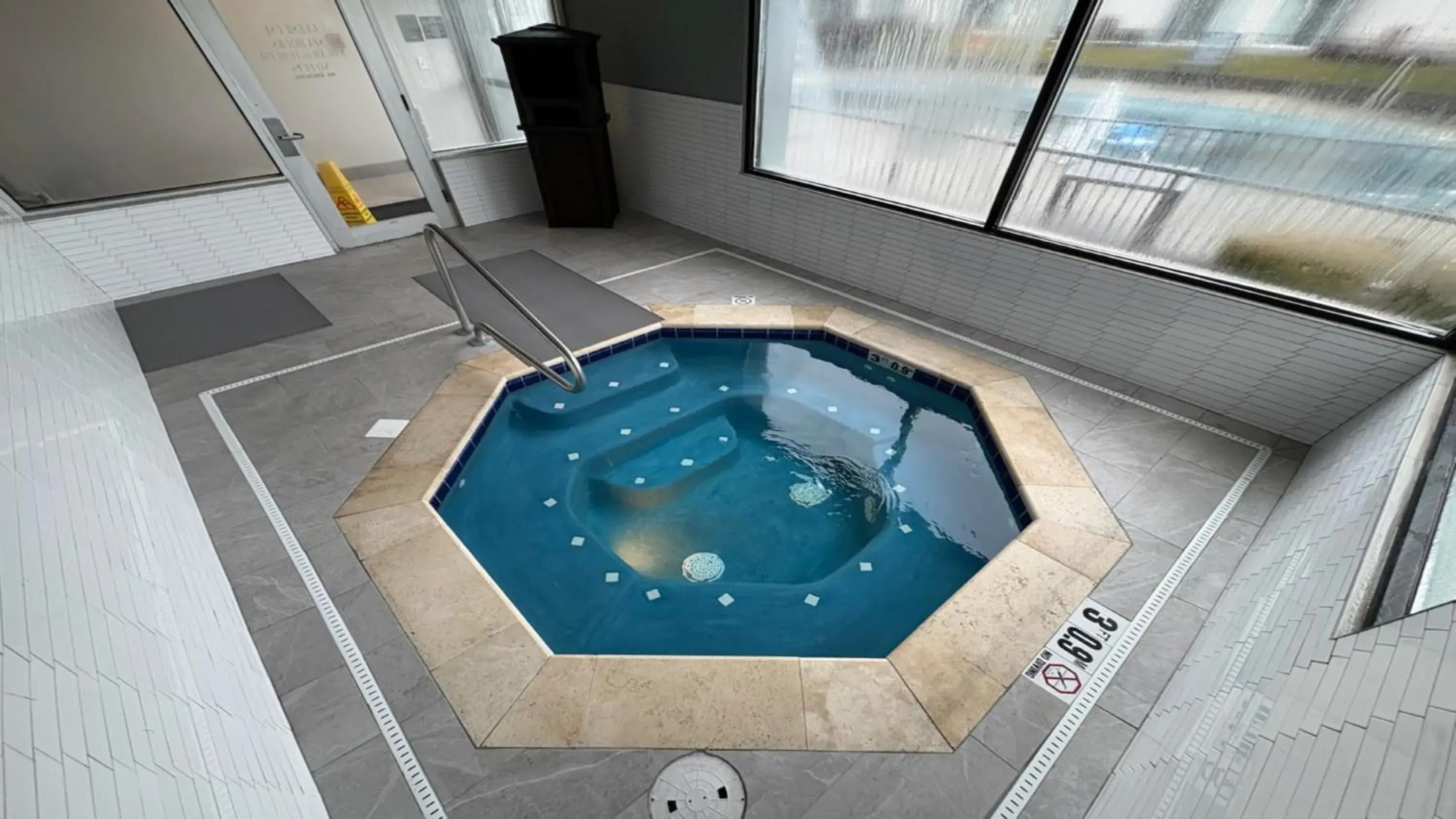 Swimming pool in Clarion Inn Ontario Swimming pool in Clarion Inn Ontario