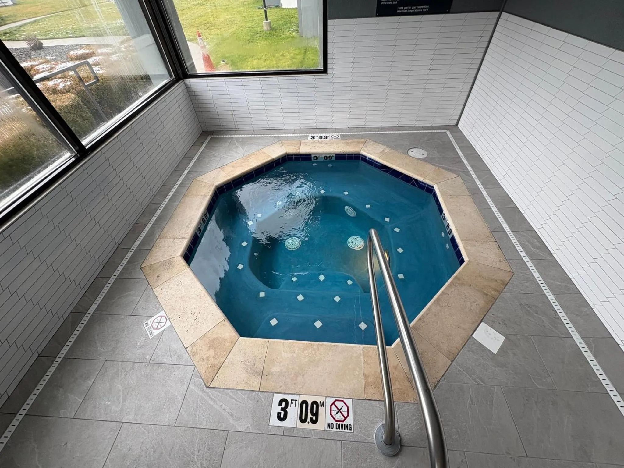 Swimming pool in Clarion Inn Ontario