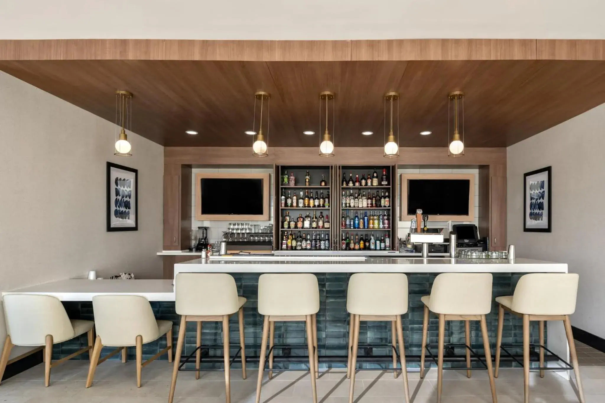 Lounge or bar in Clarion Inn Ontario Lounge or bar in Clarion Inn Ontario