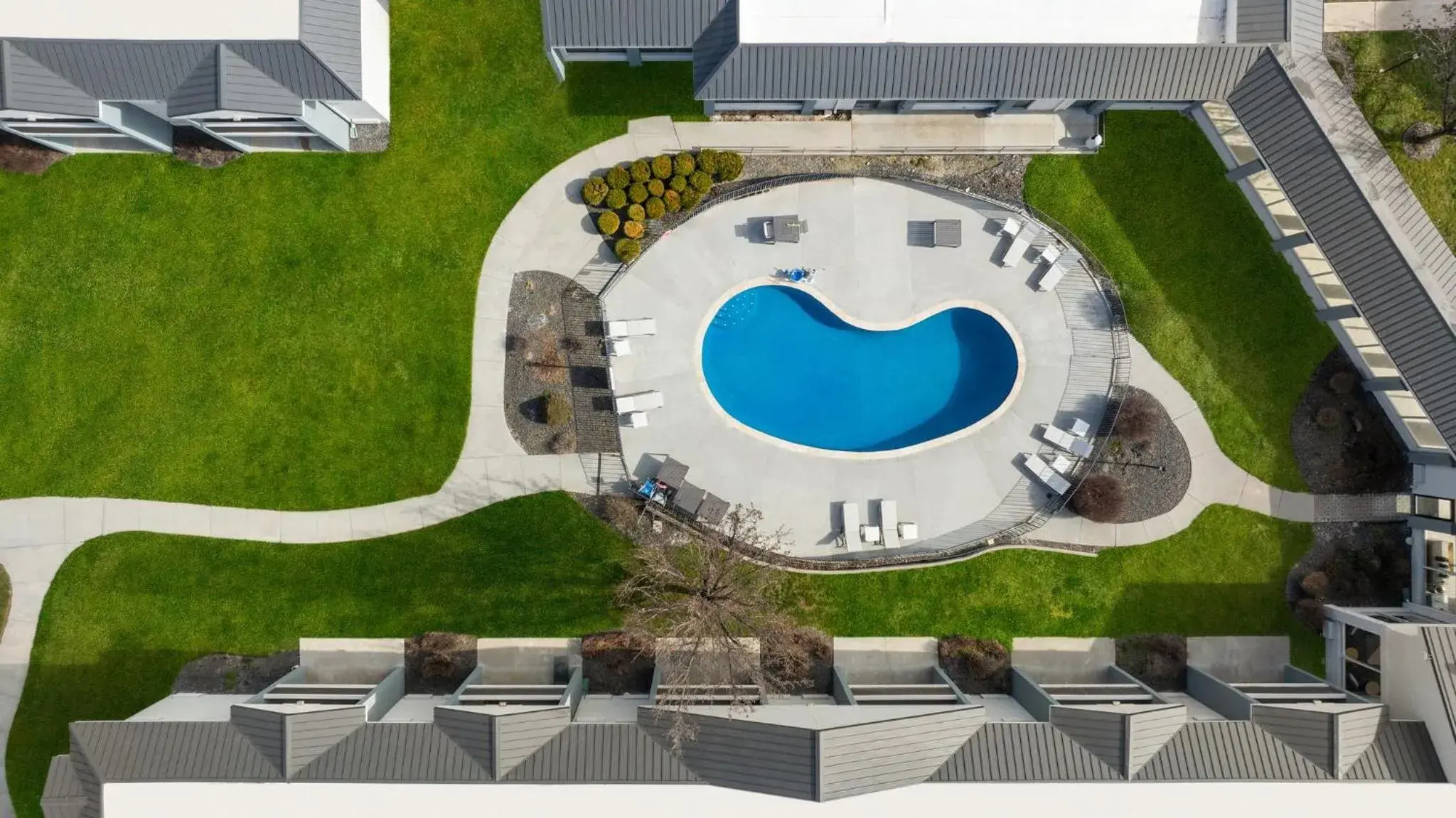 Swimming pool in Clarion Inn Ontario Swimming pool in Clarion Inn Ontario