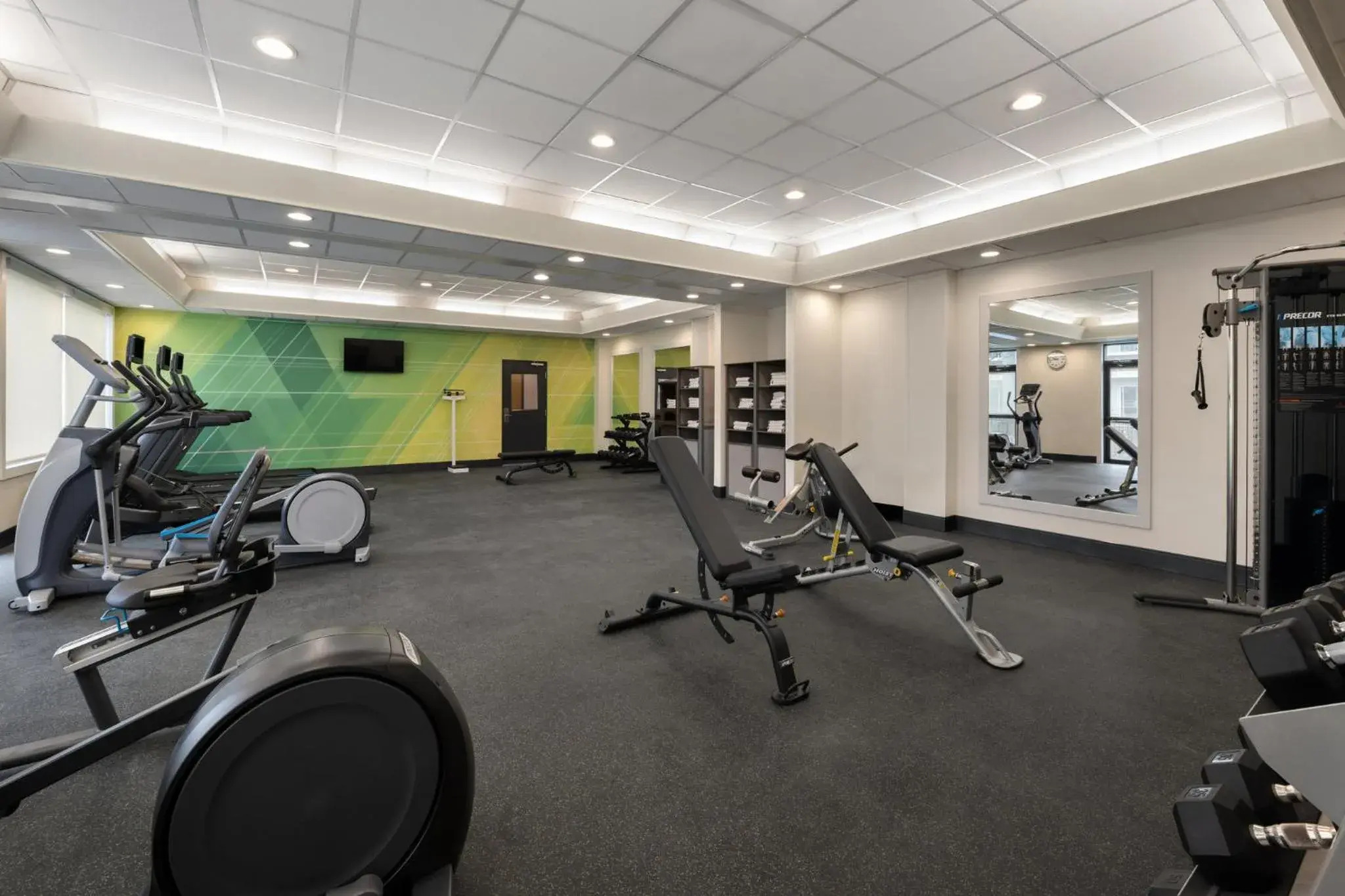 Fitness centre/facilities in Clarion Inn Ontario Fitness centre/facilities in Clarion Inn Ontario