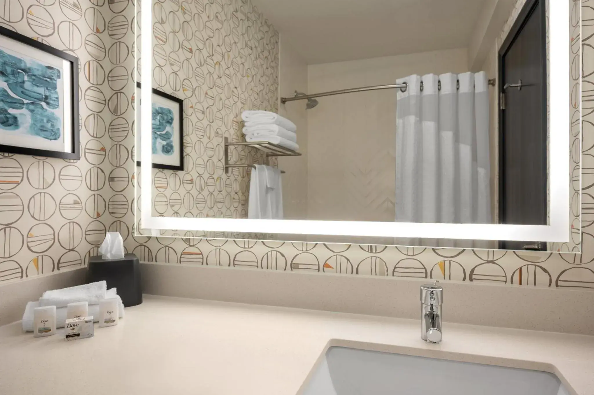 Photo of the whole room in Clarion Inn Ontario Photo of the whole room in Clarion Inn Ontario