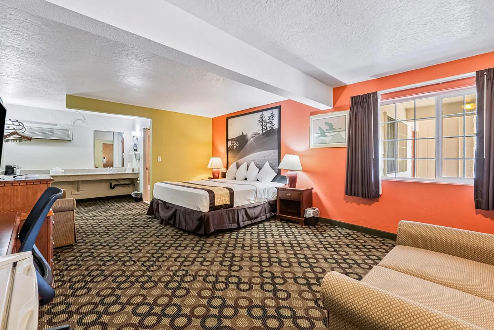 Bedroom, Bed in Super 8 by Wyndham Ontario