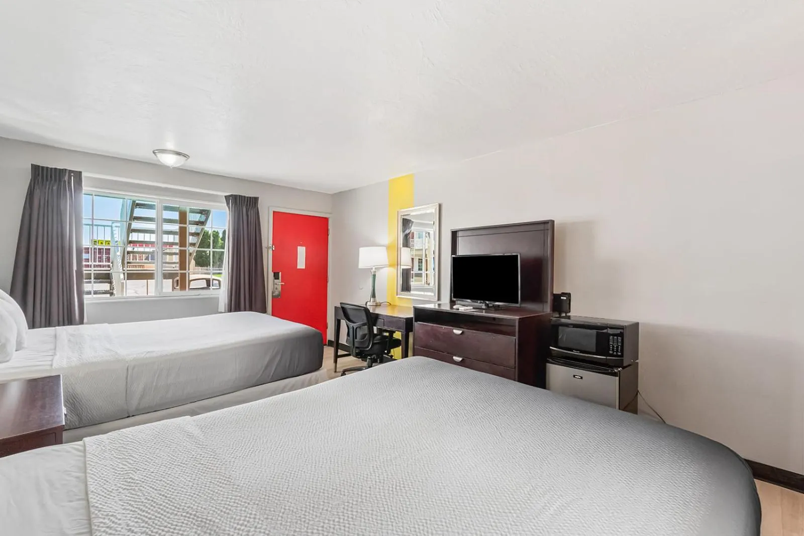 Photo of the whole room, Bed in Super 8 by Wyndham Ontario