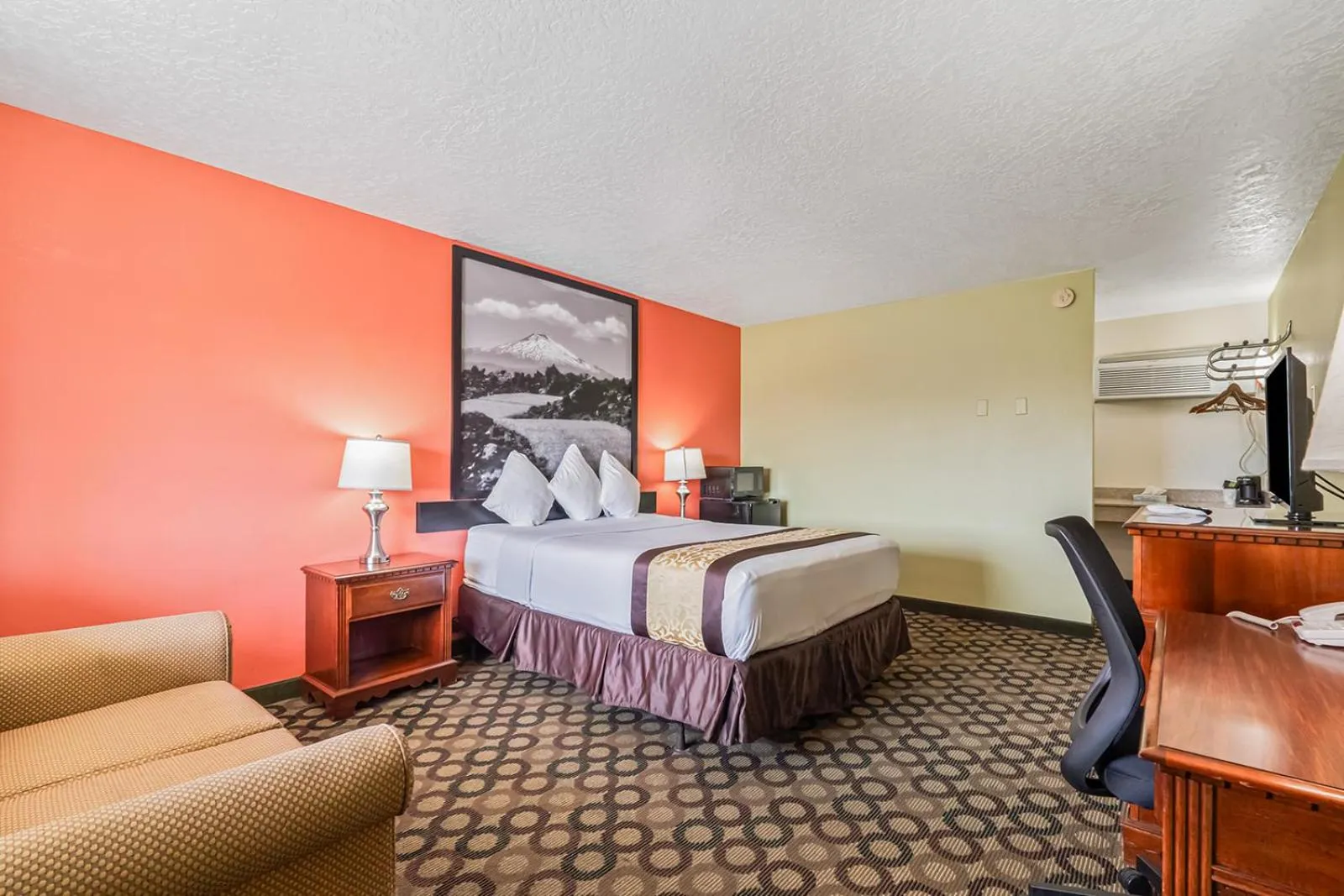 Bedroom, Bed in Super 8 by Wyndham Ontario