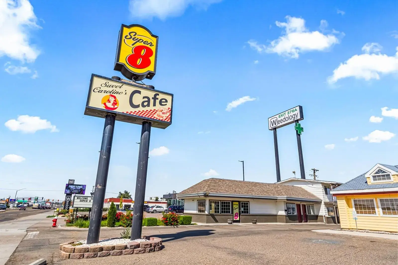 Property building in Super 8 by Wyndham Ontario Property building in Super 8 by Wyndham Ontario