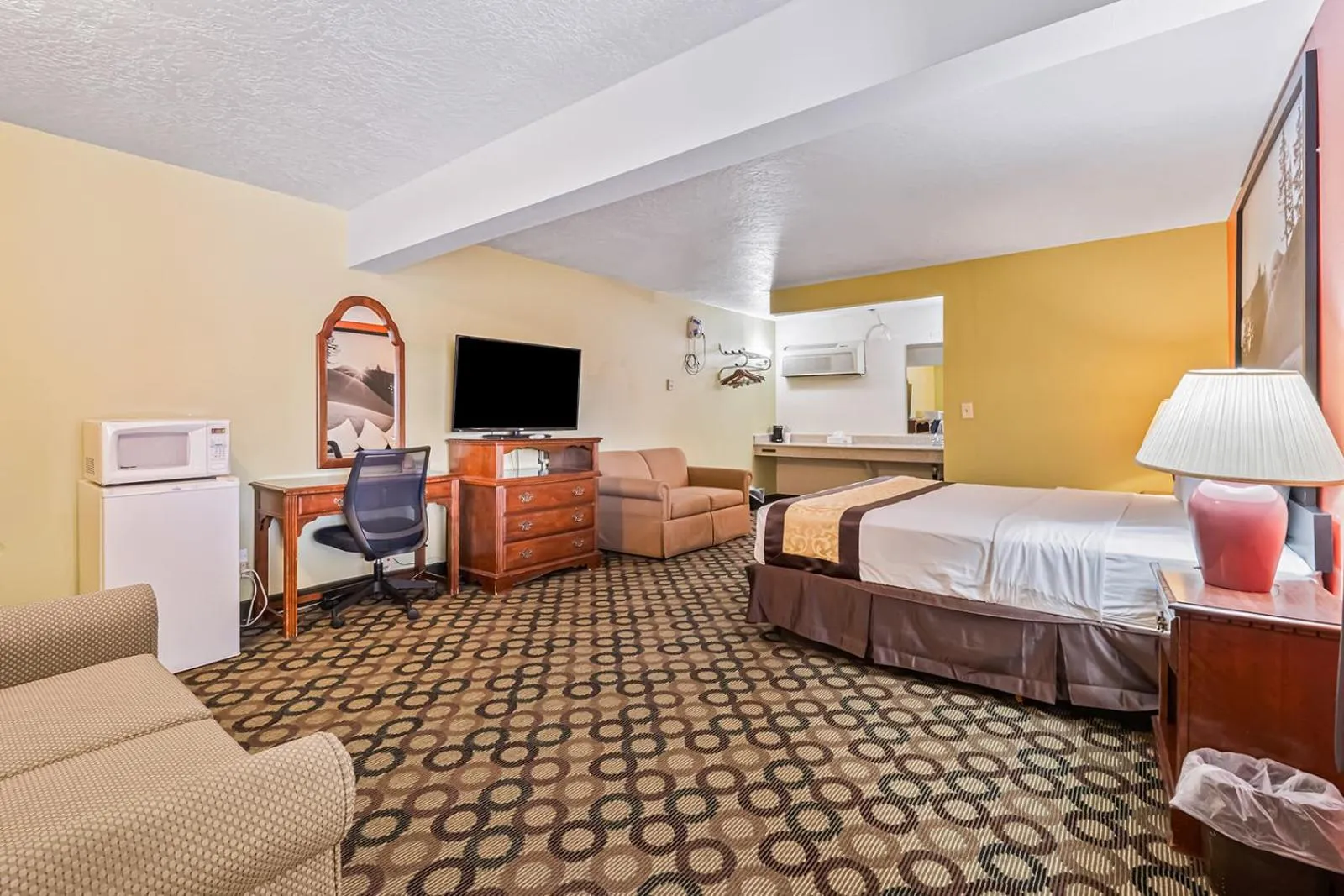 Bed in Super 8 by Wyndham Ontario