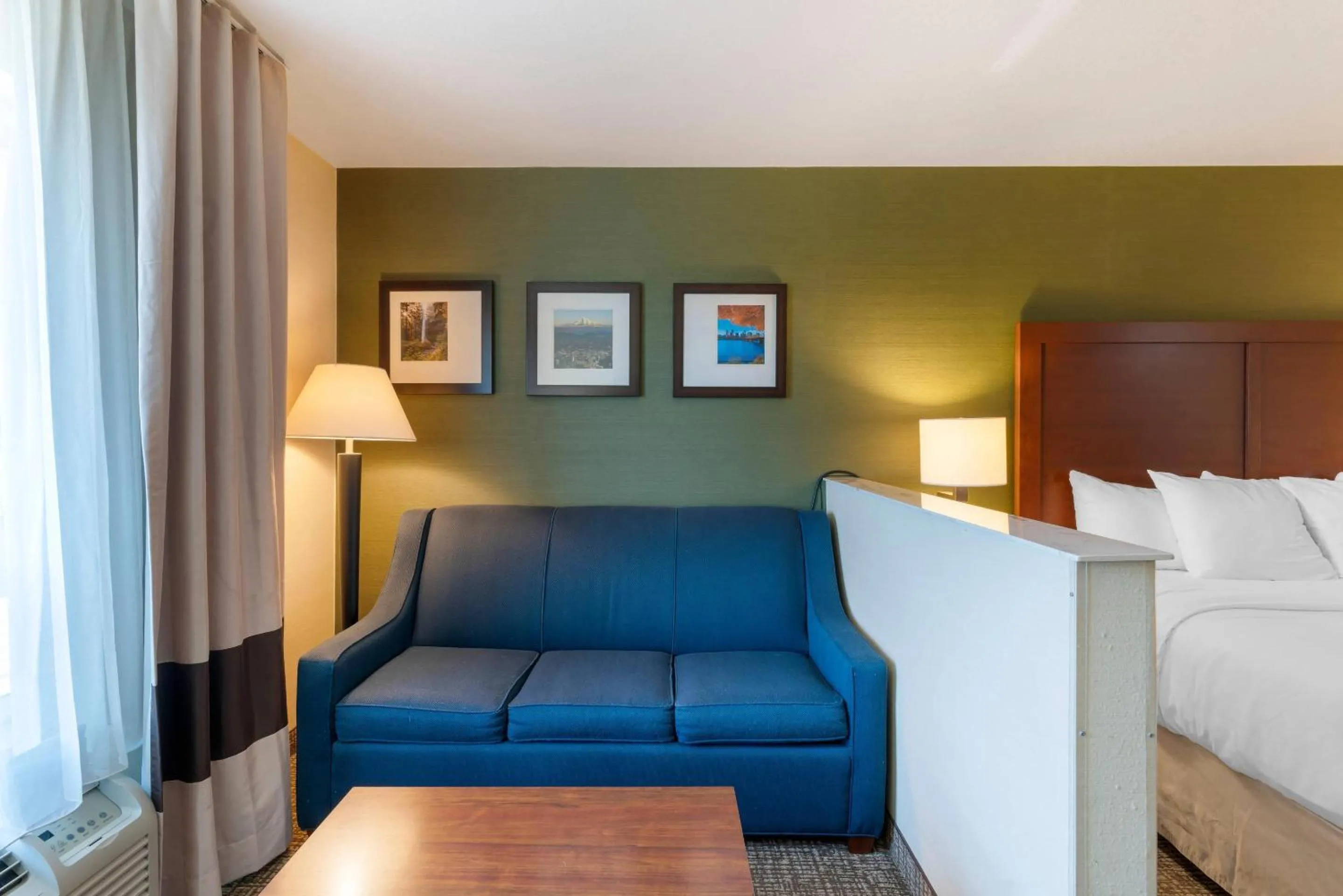 Bedroom, Bed in Comfort Inn & Suites Salem Northeast