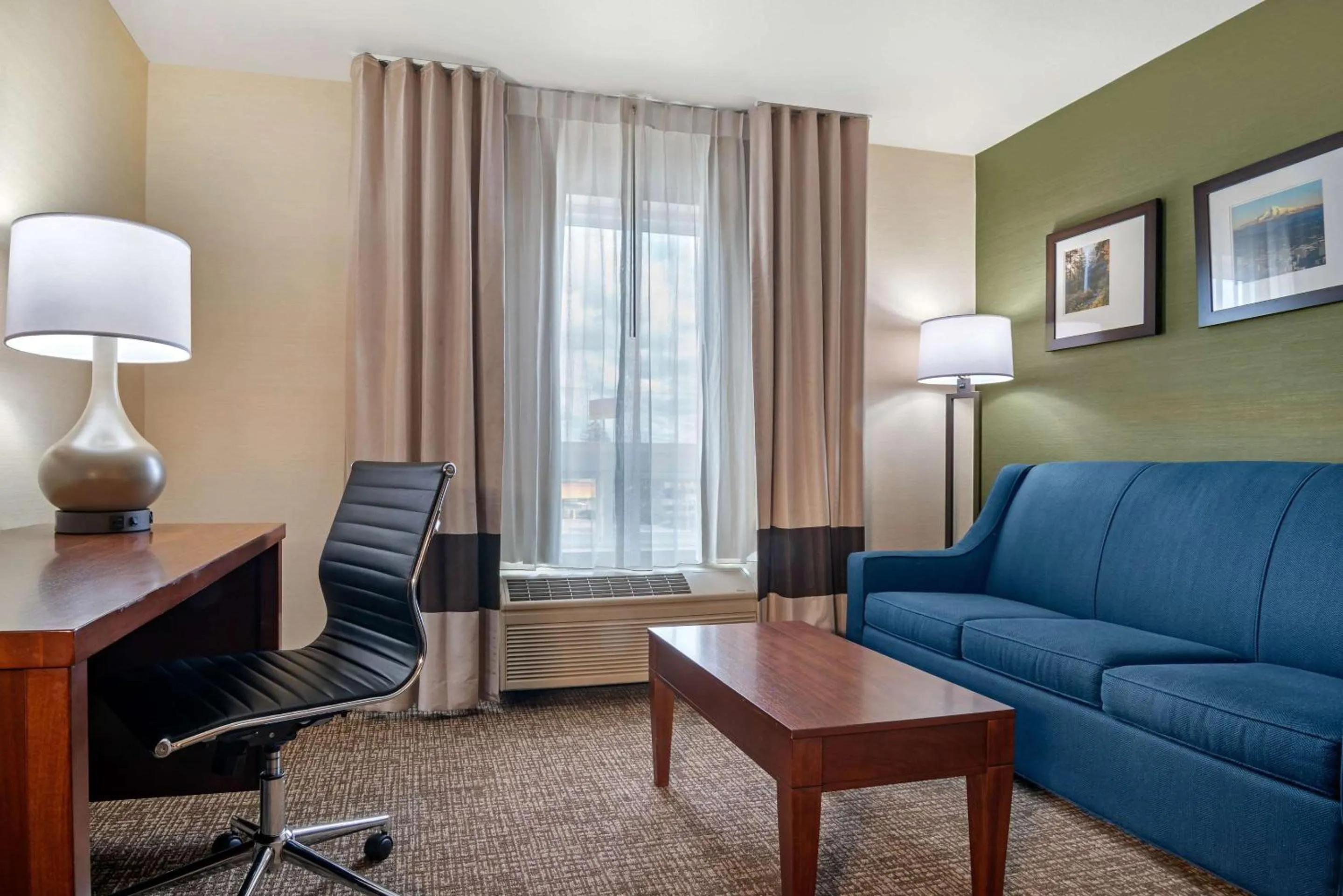 Photo of the whole room in Comfort Inn & Suites Salem Northeast