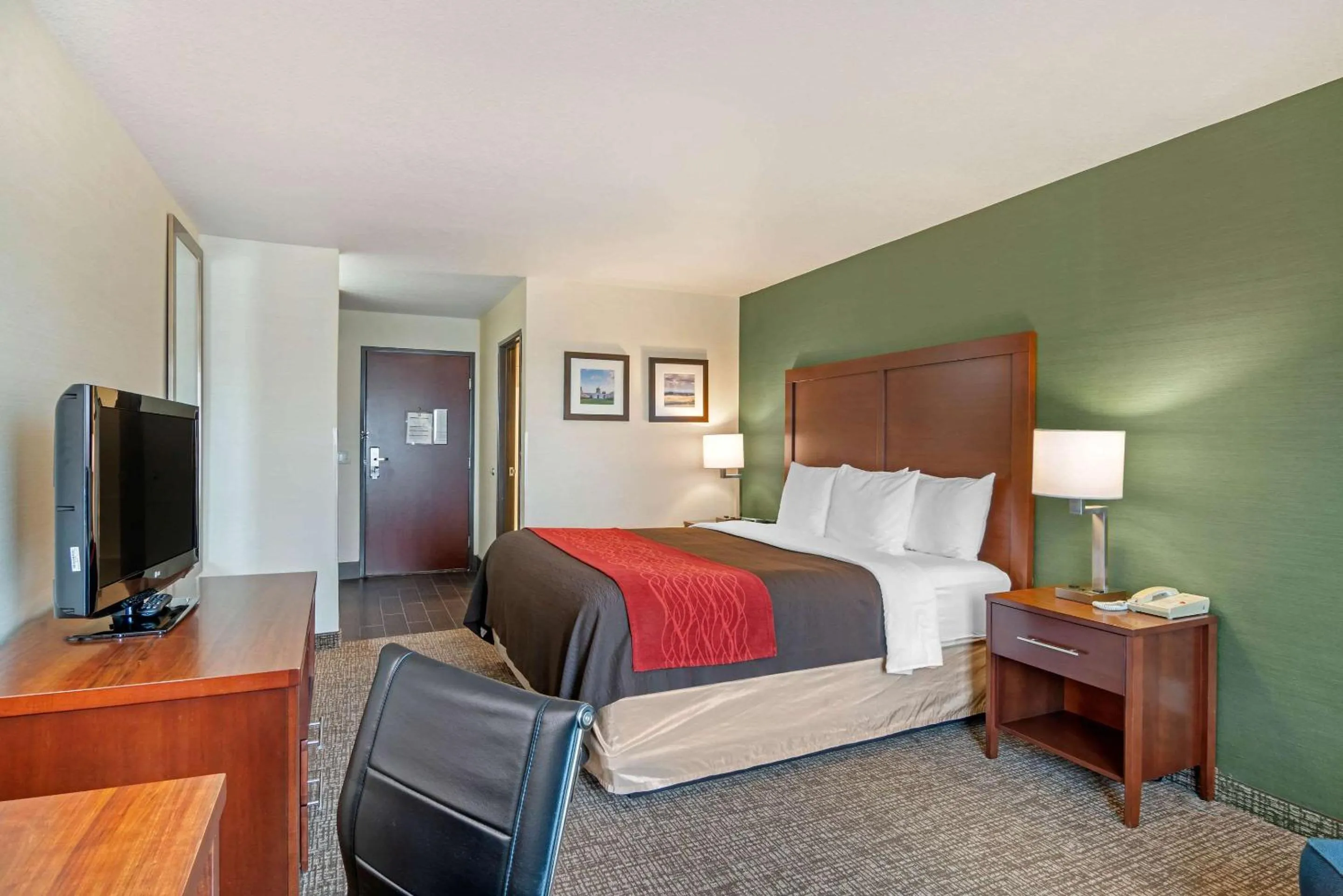 Photo of the whole room, Bed in Comfort Inn & Suites Salem Northeast