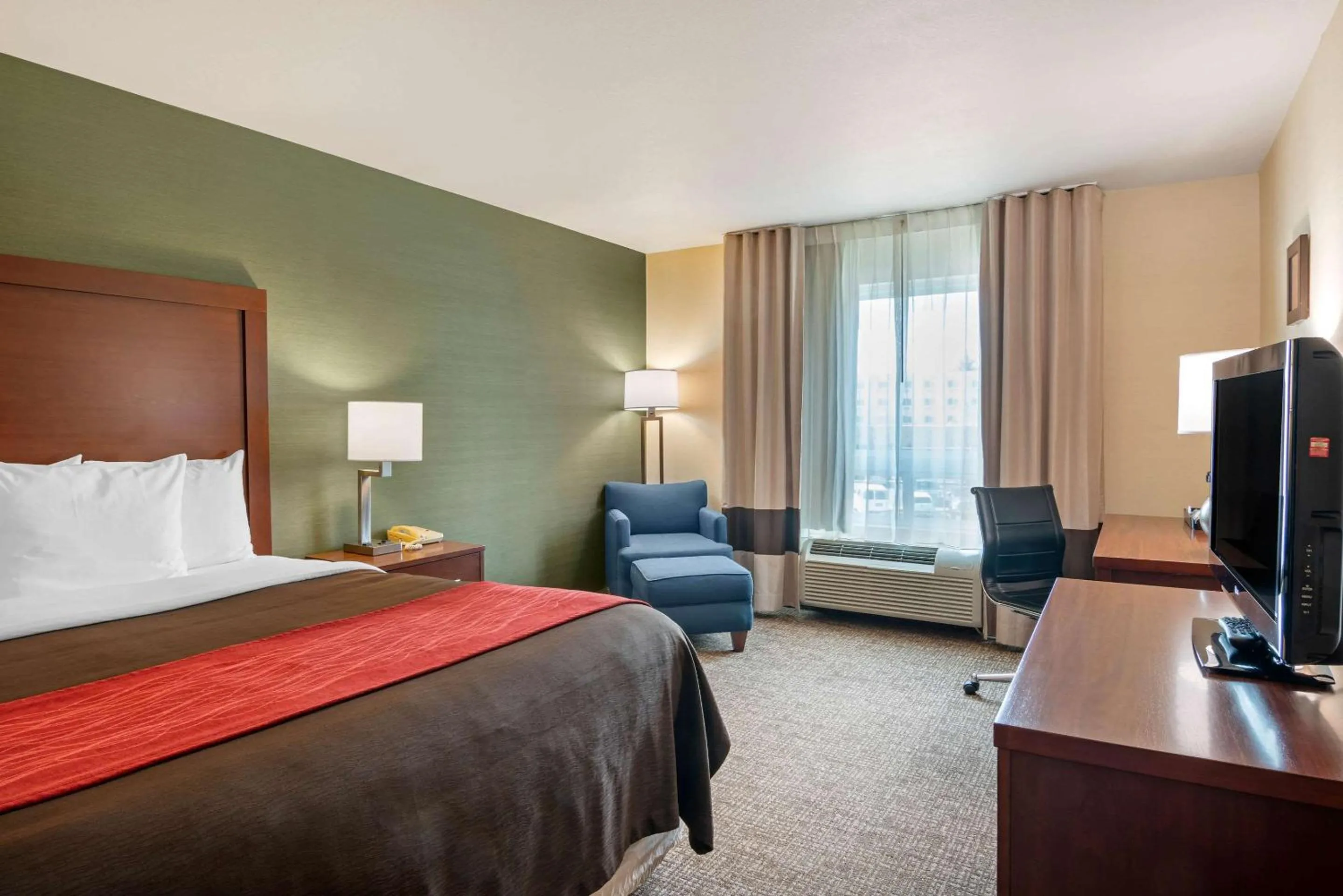 Photo of the whole room, Bed in Comfort Inn & Suites Salem Northeast