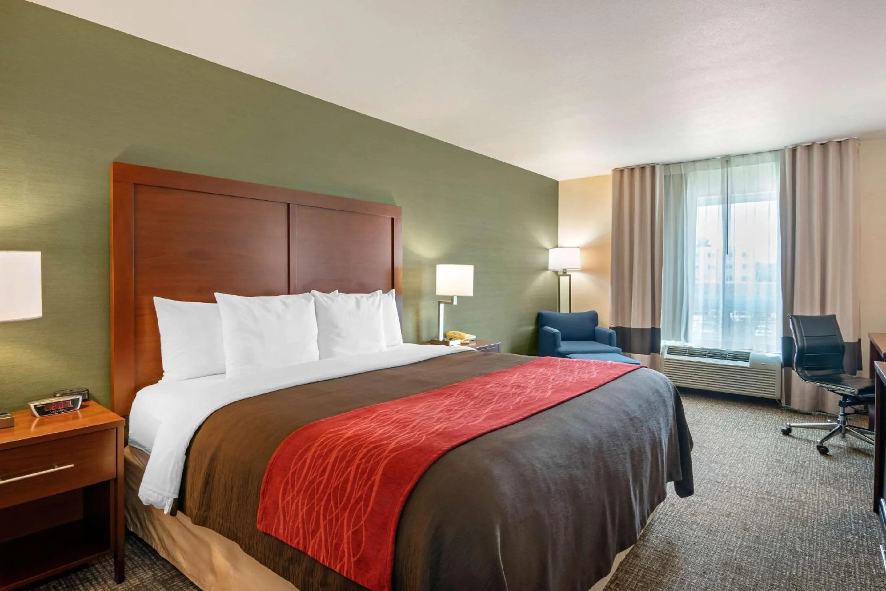 Photo of the whole room, Bed in Comfort Inn & Suites Salem Northeast