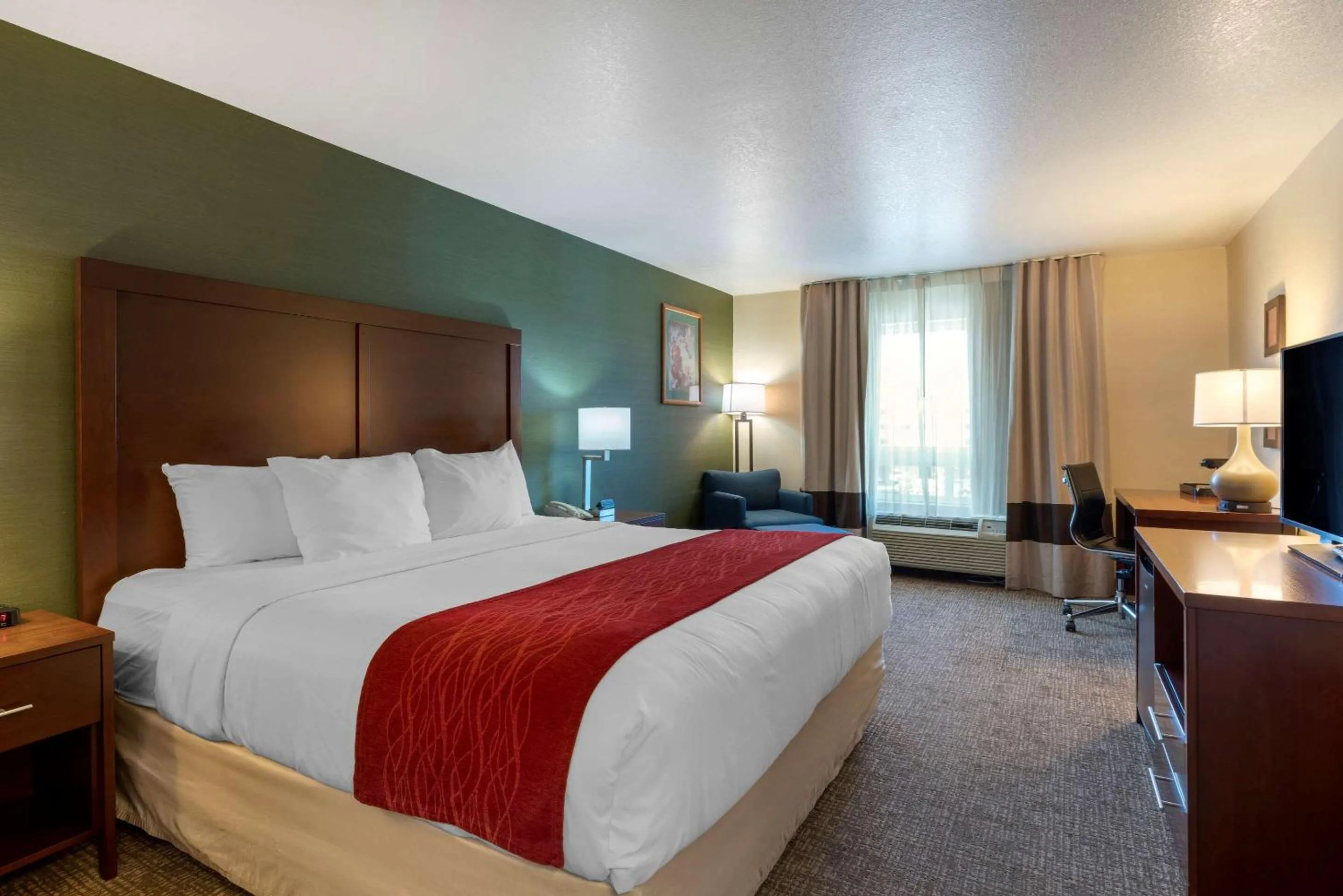 Photo of the whole room, Bed in Comfort Inn & Suites Salem Northeast