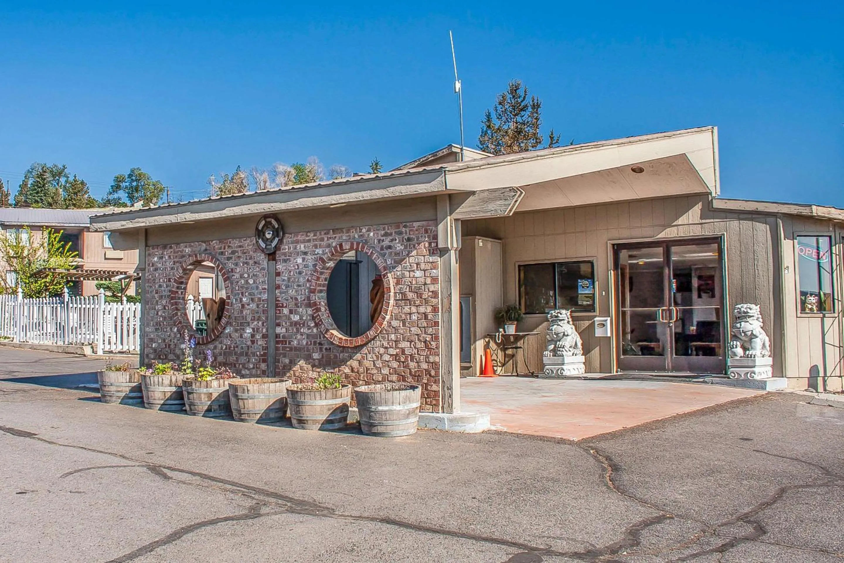 Property building in Econo Lodge Inn & Suites Madras