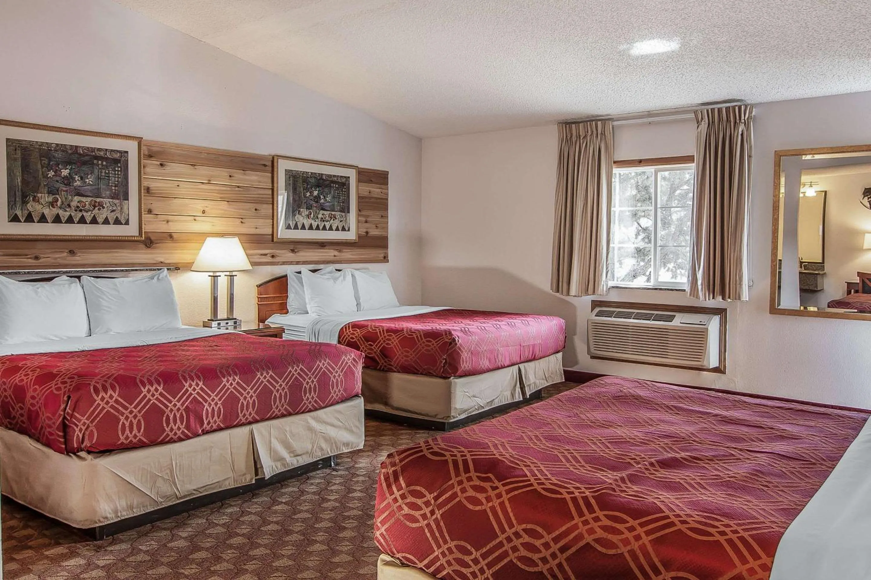 Bedroom, Bed in Econo Lodge Inn & Suites Madras