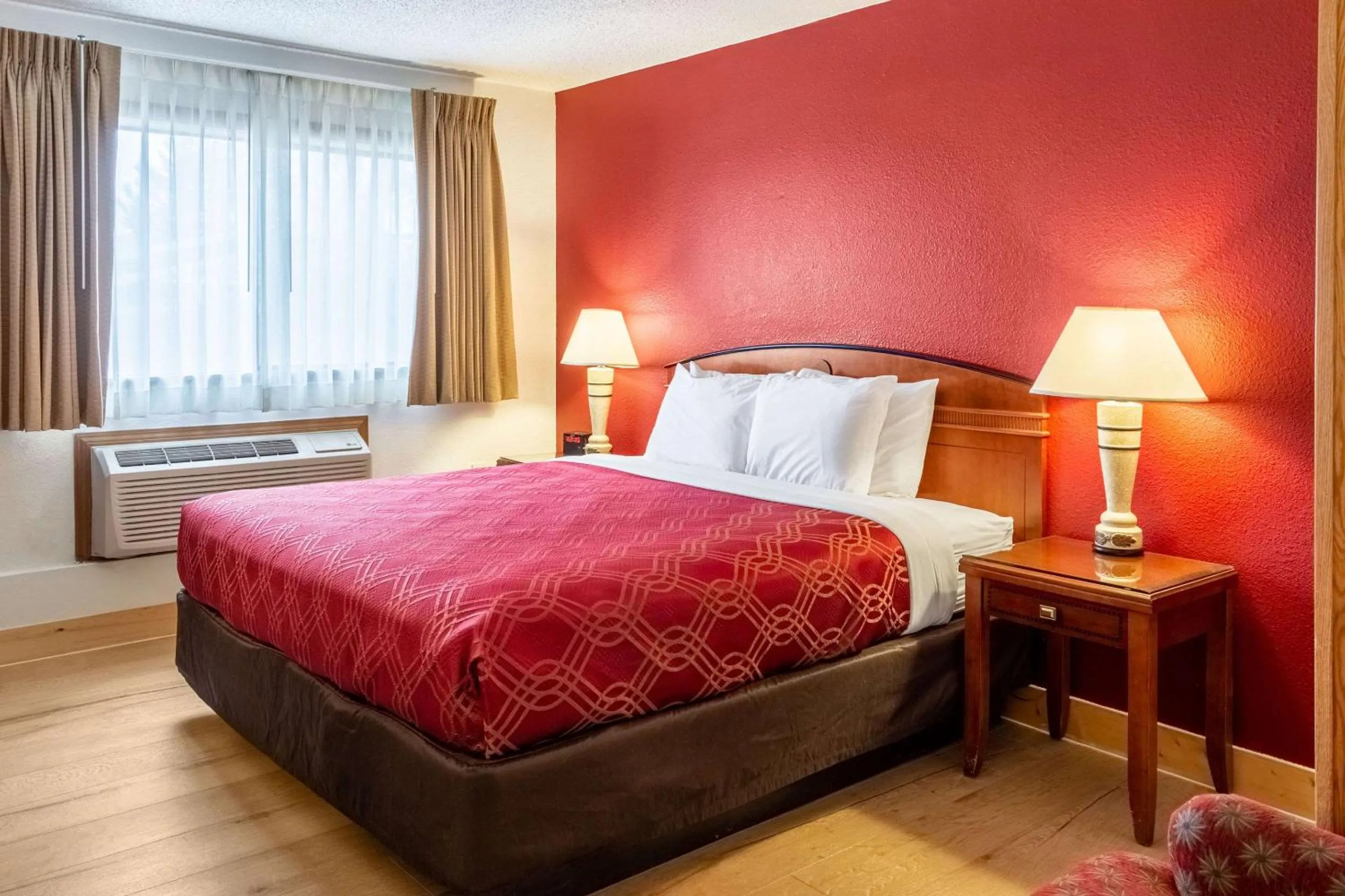 Bedroom, Bed in Econo Lodge Inn & Suites Madras