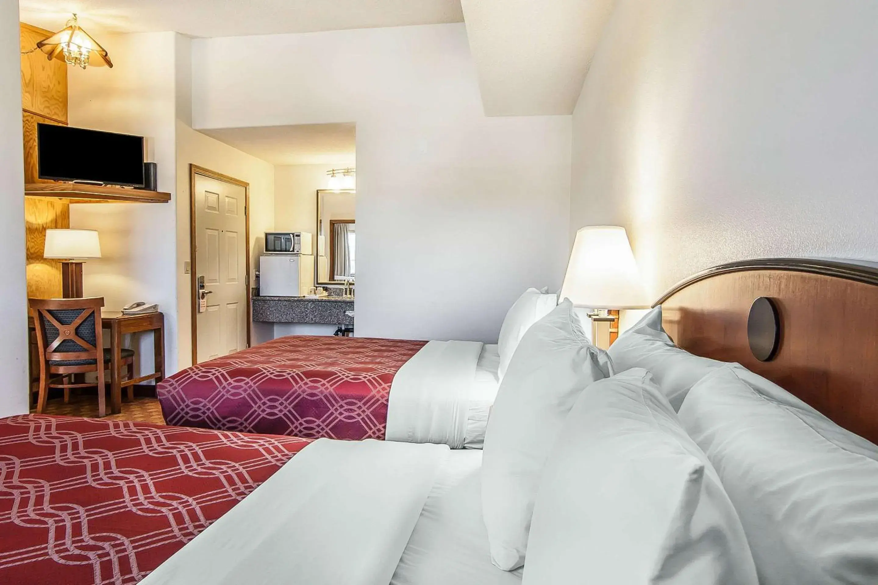 Bedroom, Bed in Econo Lodge Inn & Suites Madras Bedroom, Bed in Econo Lodge Inn & Suites Madras