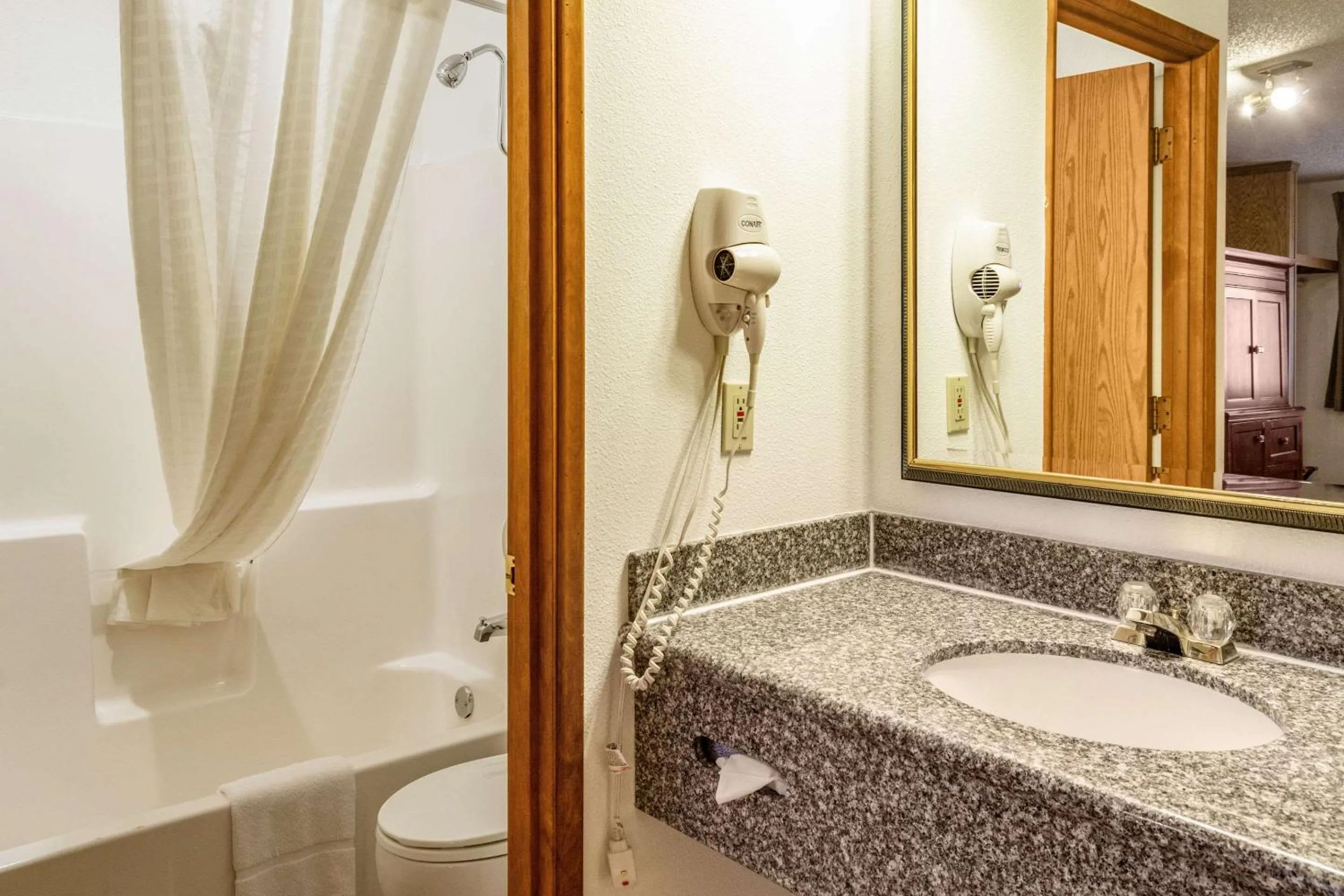 Bedroom in Econo Lodge Inn & Suites Madras