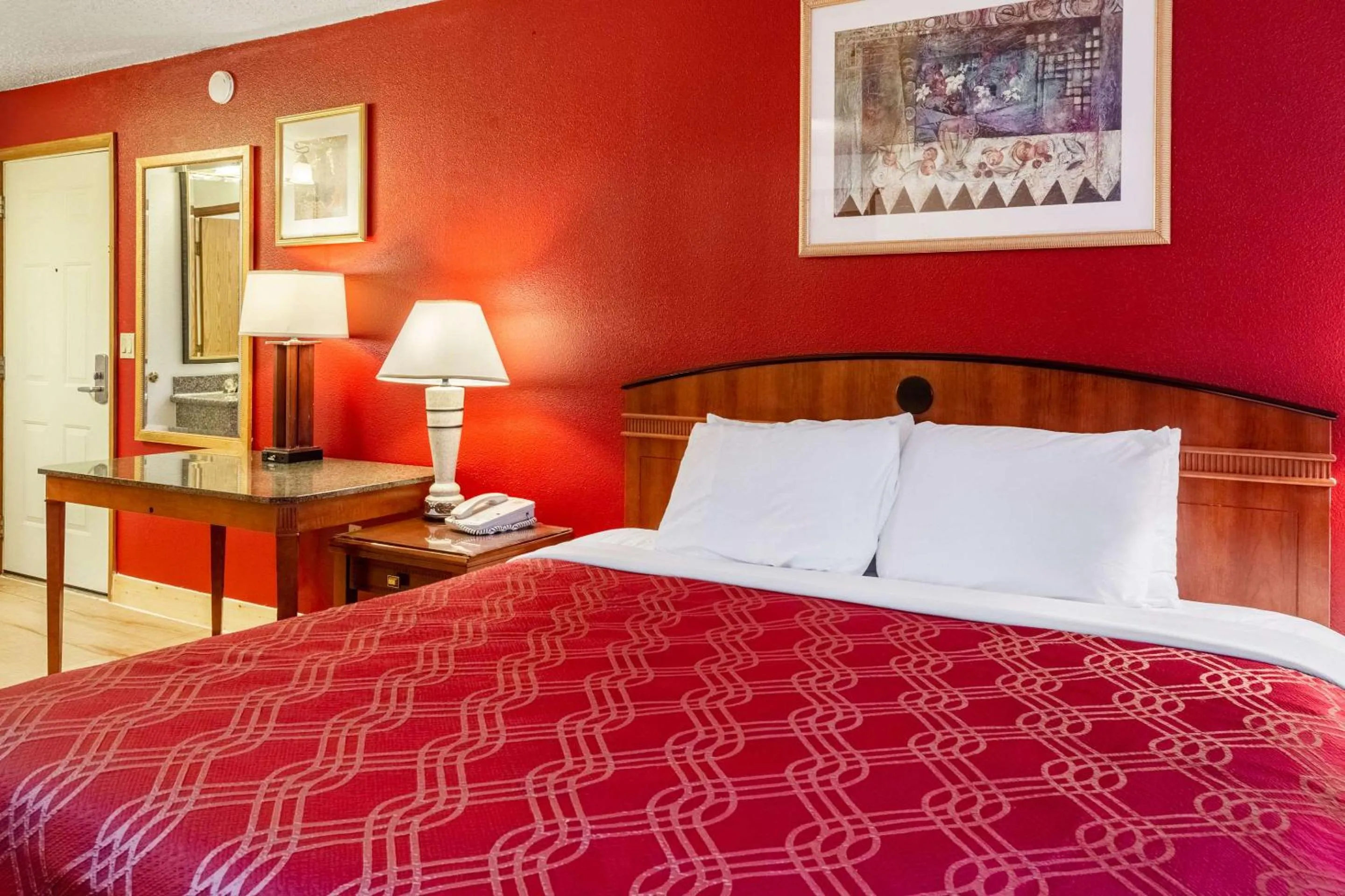 Bedroom, Bed in Econo Lodge Inn & Suites Madras