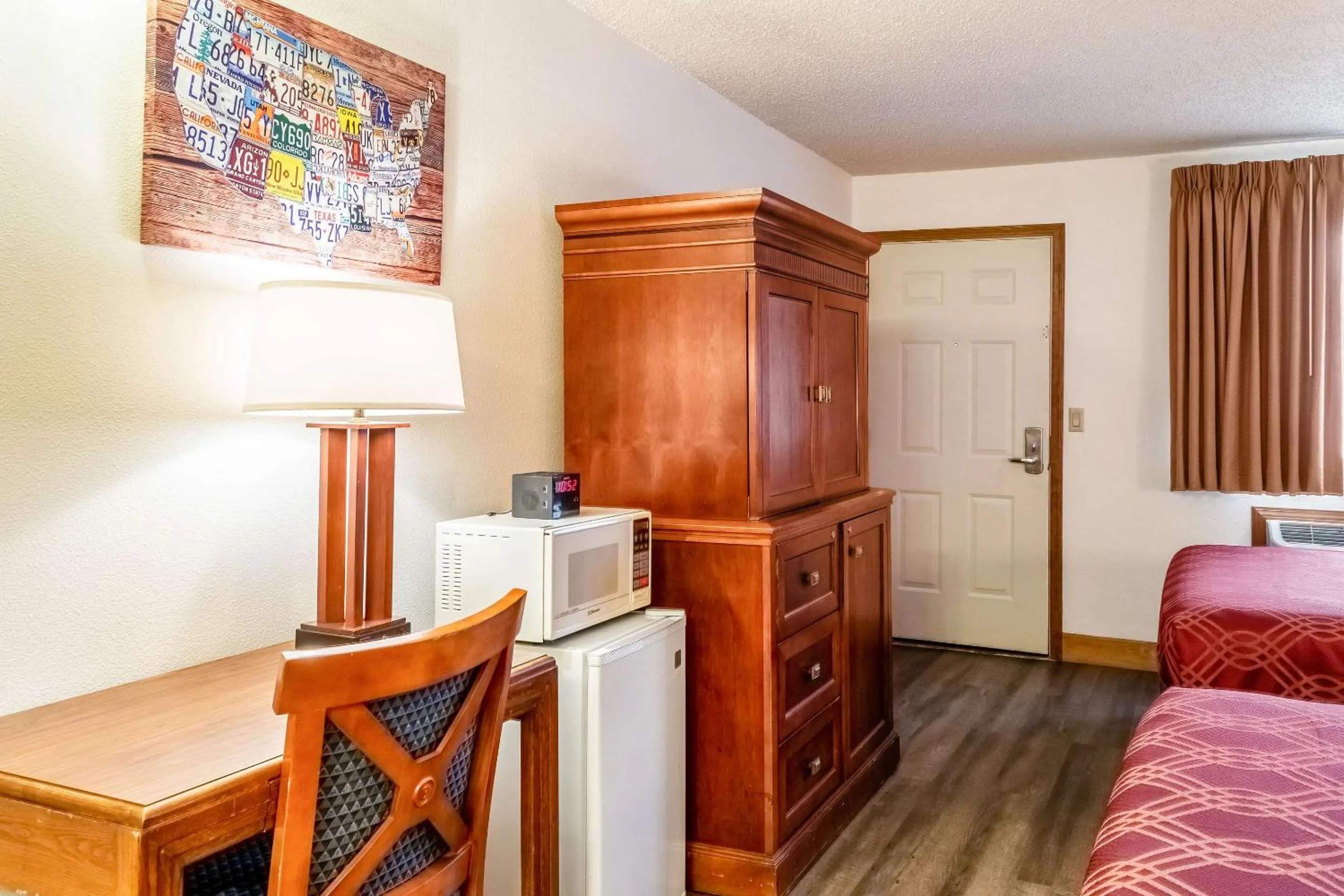 Bedroom, Bed in Econo Lodge Inn & Suites Madras