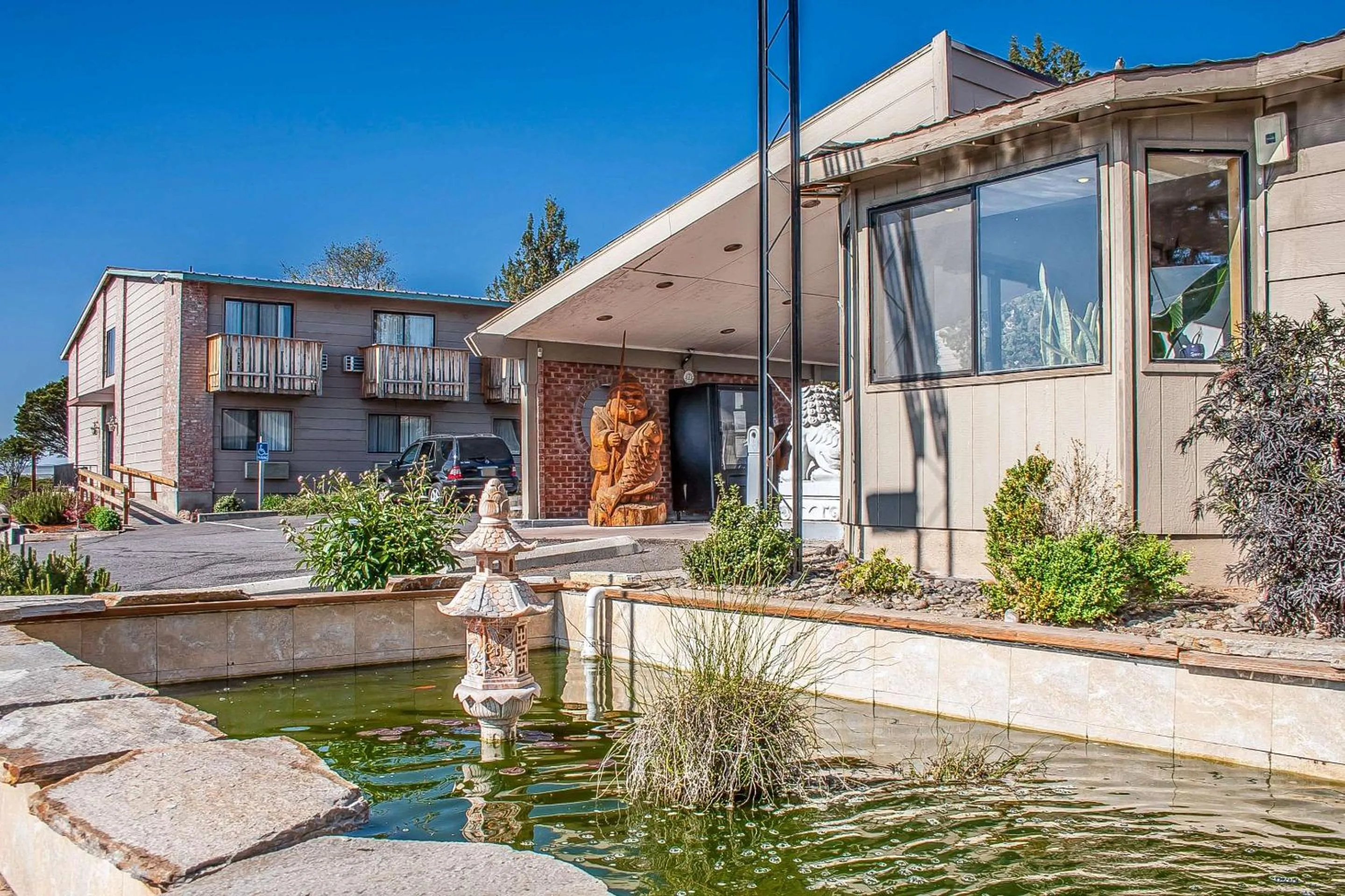 Property building in Econo Lodge Inn & Suites Madras