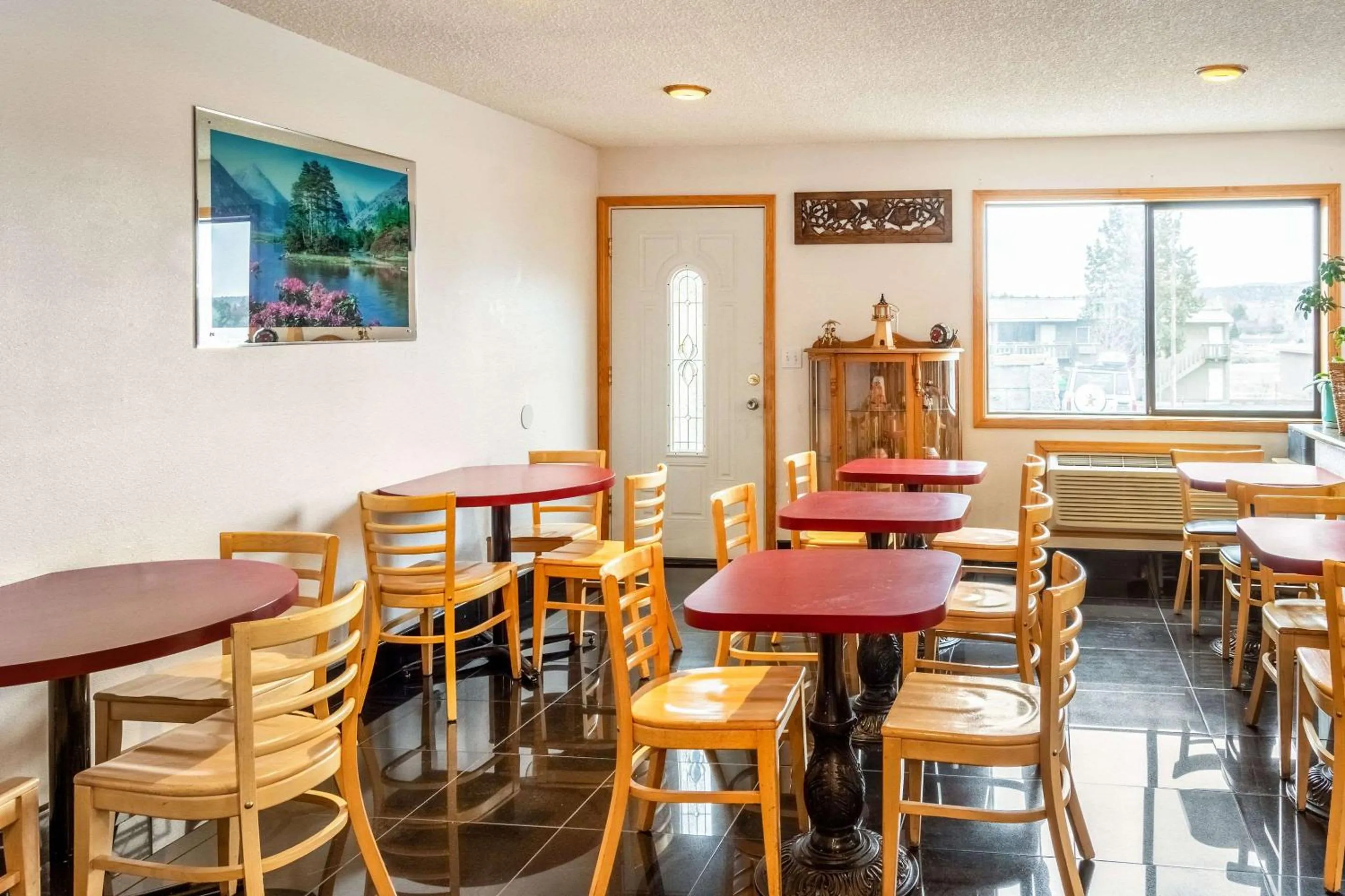 Breakfast in Econo Lodge Inn & Suites Madras