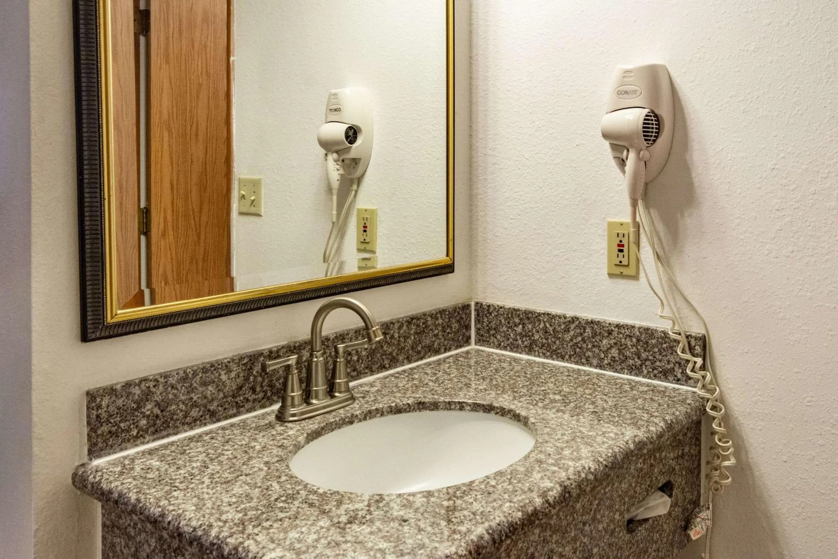 Bedroom in Econo Lodge Inn & Suites Madras