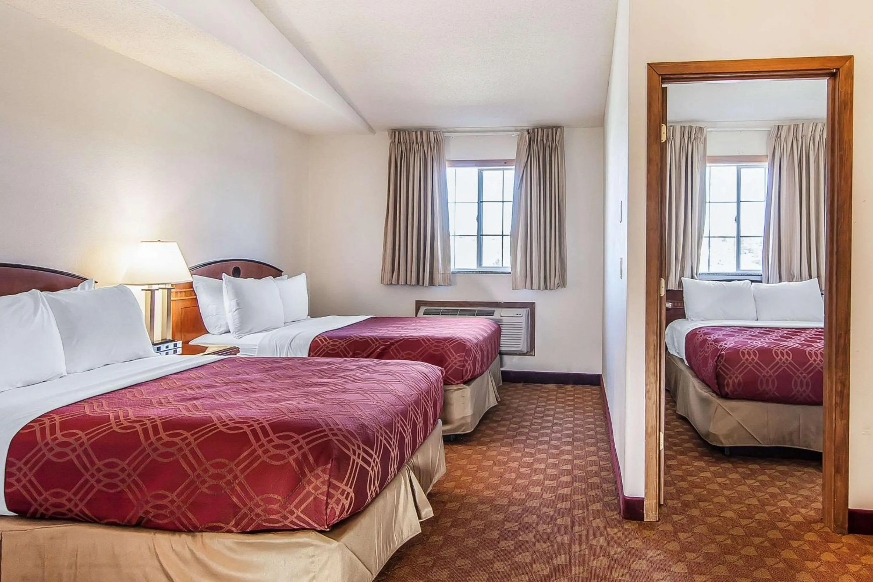 Bedroom, Bed in Econo Lodge Inn & Suites Madras