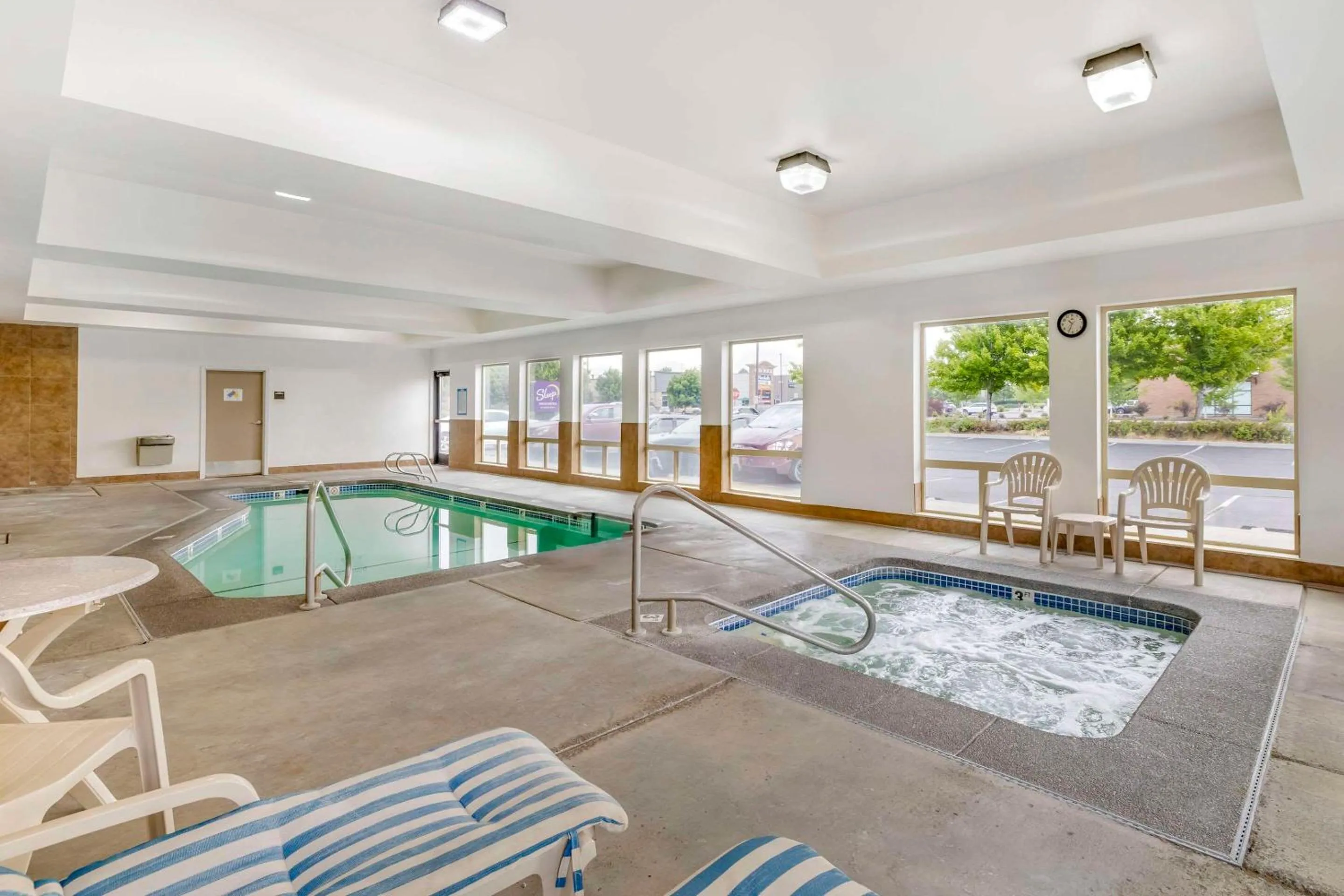 Swimming pool in Sleep Inn & Suites Redmond