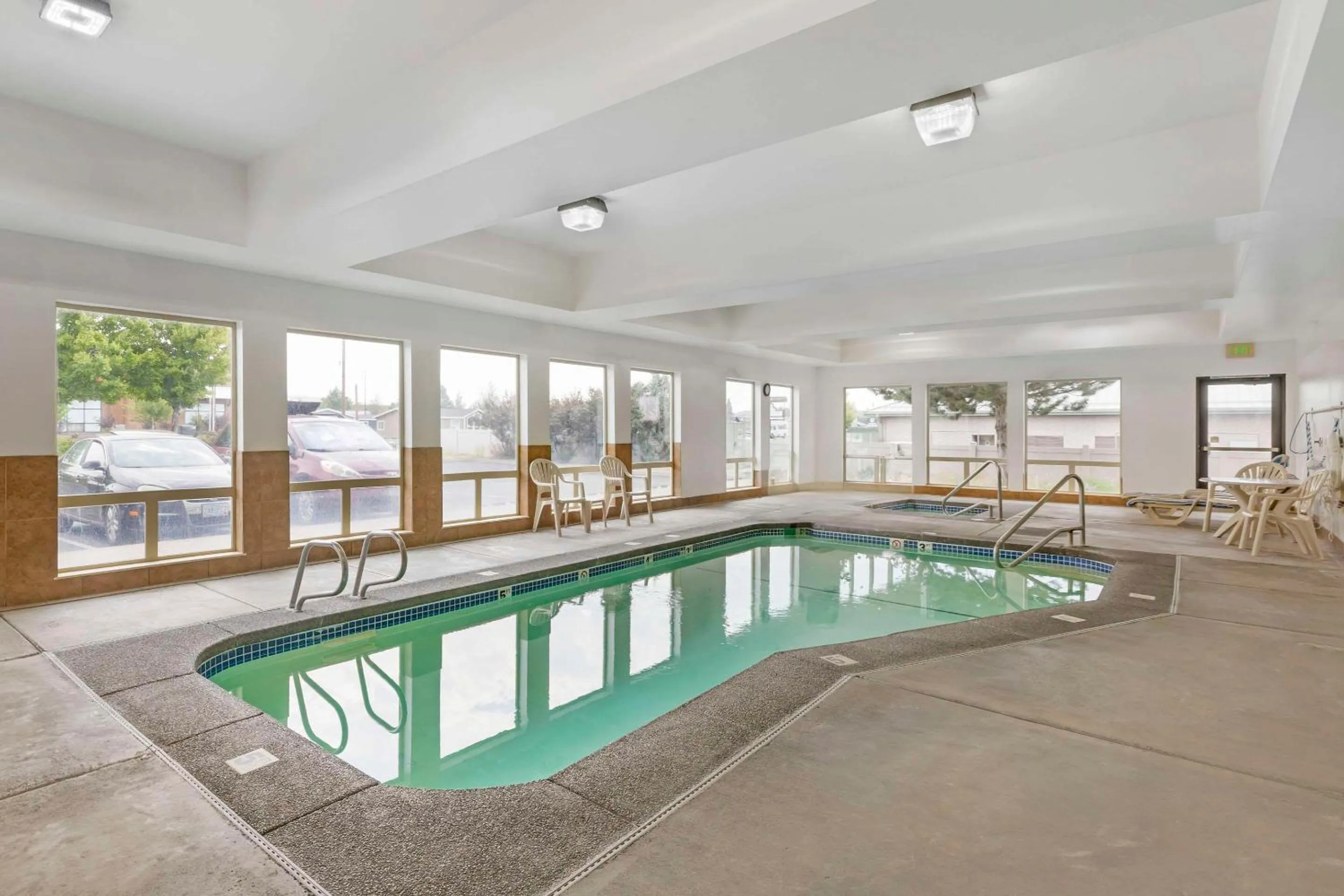 Swimming pool in Sleep Inn & Suites Redmond