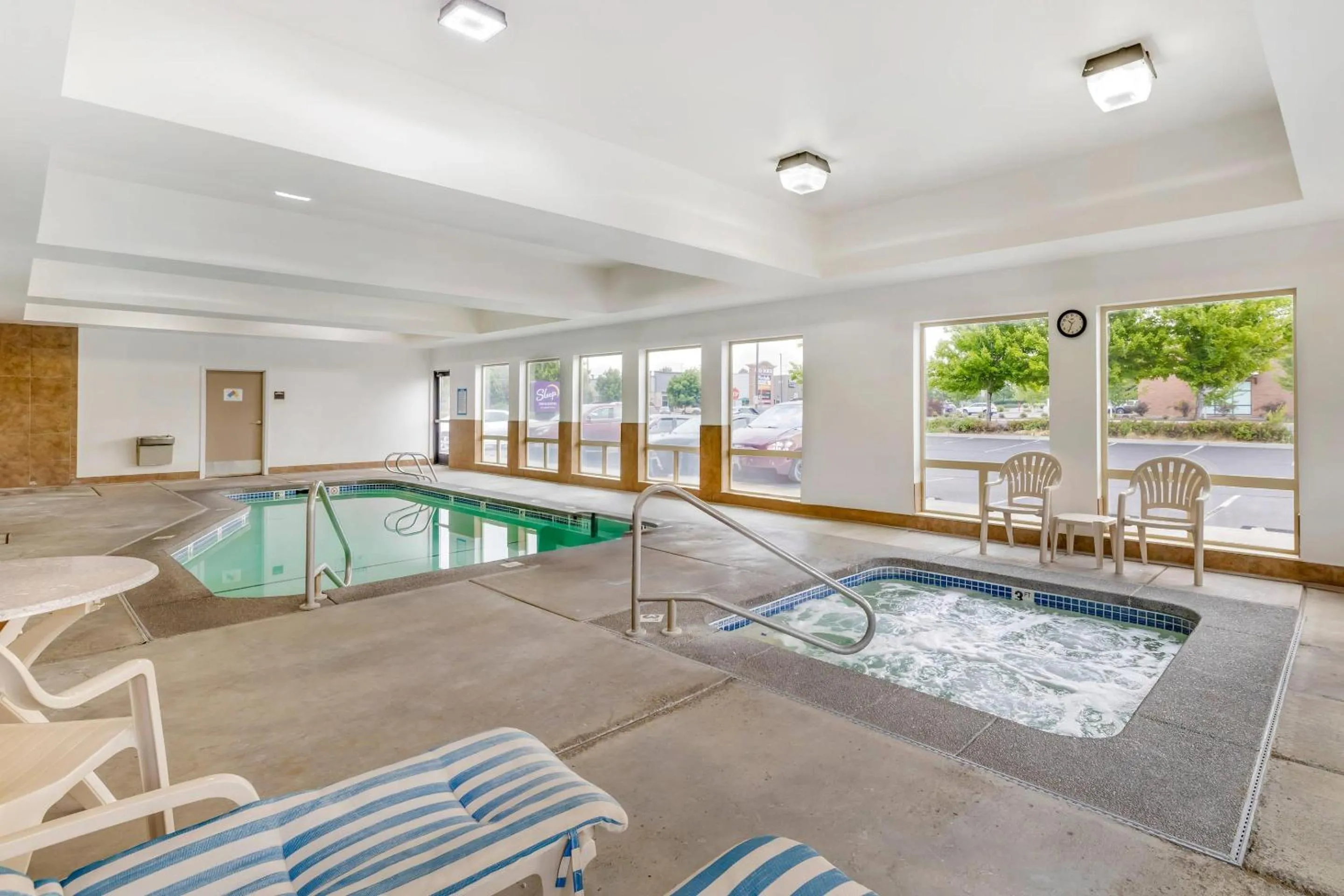 Swimming pool in Sleep Inn & Suites Redmond