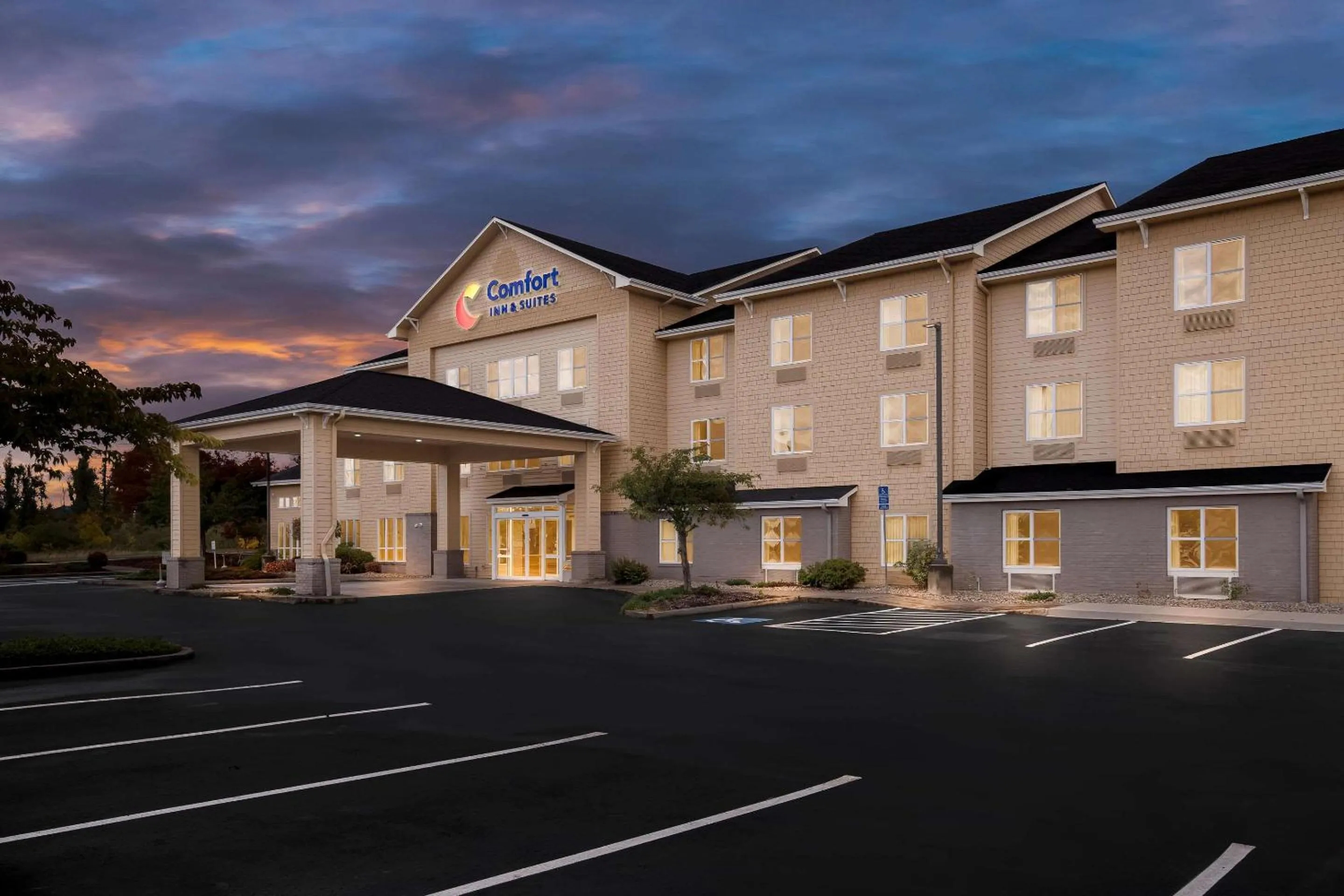 Property building in Comfort Inn & Suites Creswell