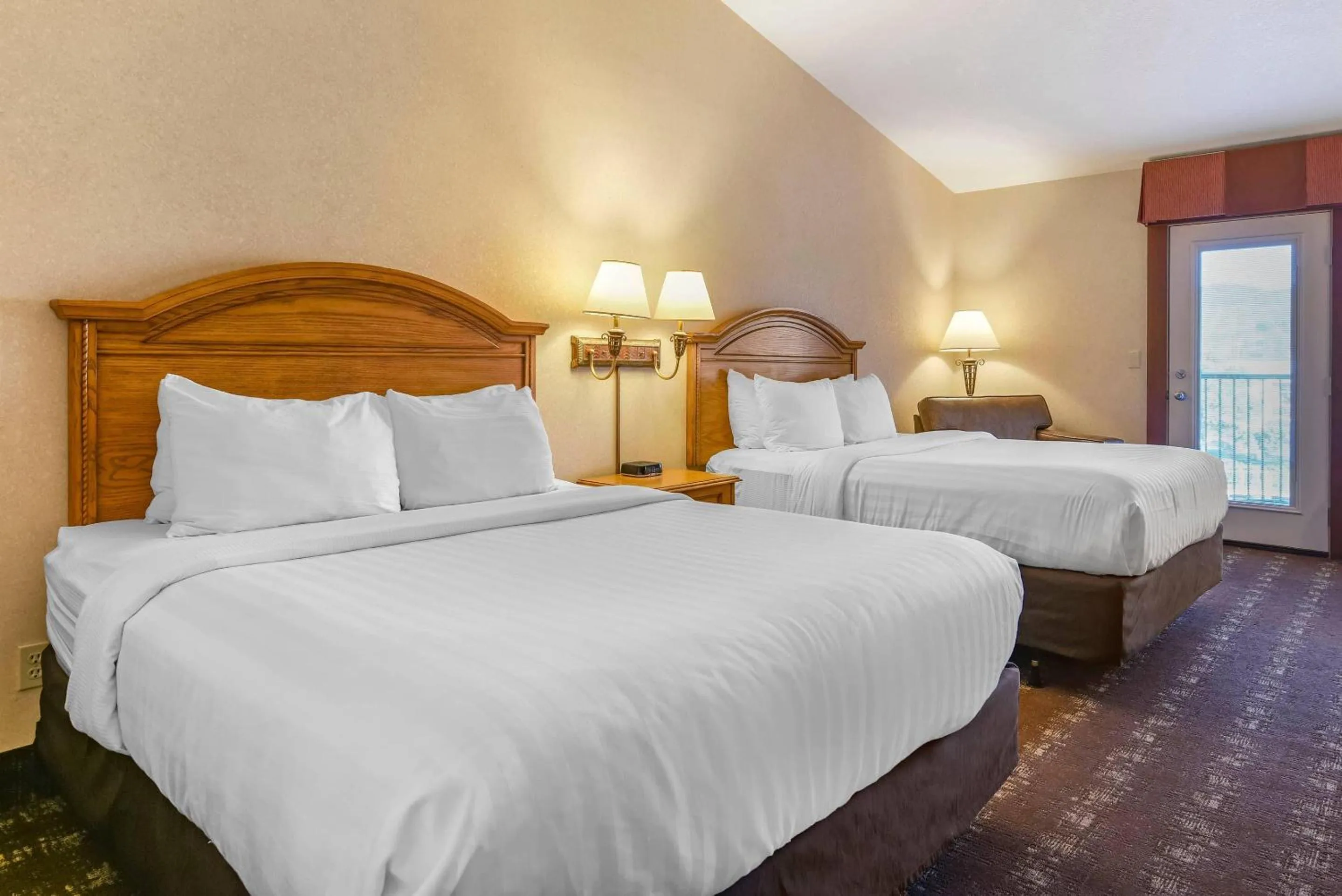 Bedroom, Bed in Kathryn Riverfront Inn, an Ascend Collection Hotel