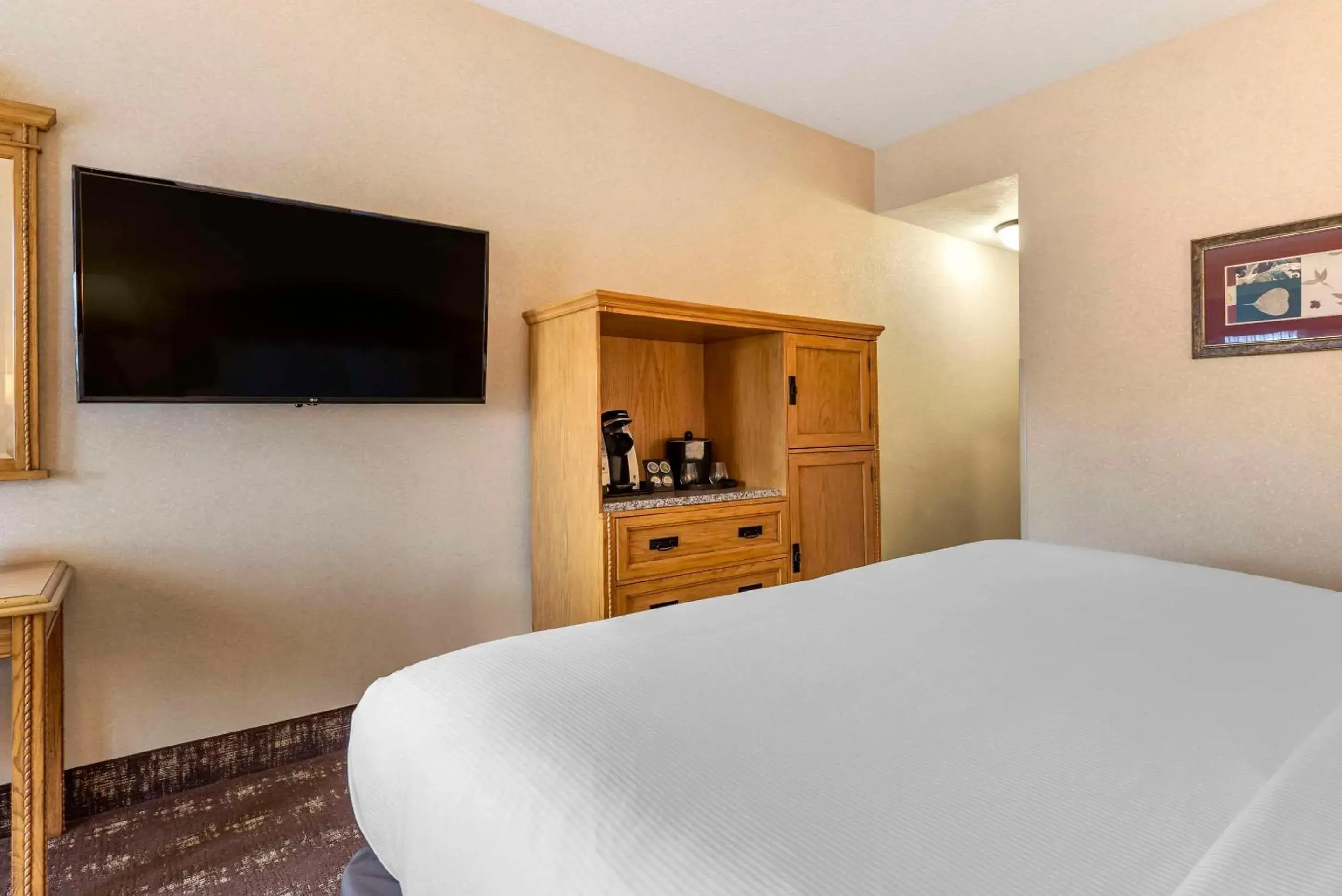 Bedroom, Bed in Kathryn Riverfront Inn, an Ascend Collection Hotel Bedroom, Bed in Kathryn Riverfront Inn, an Ascend Collection Hotel