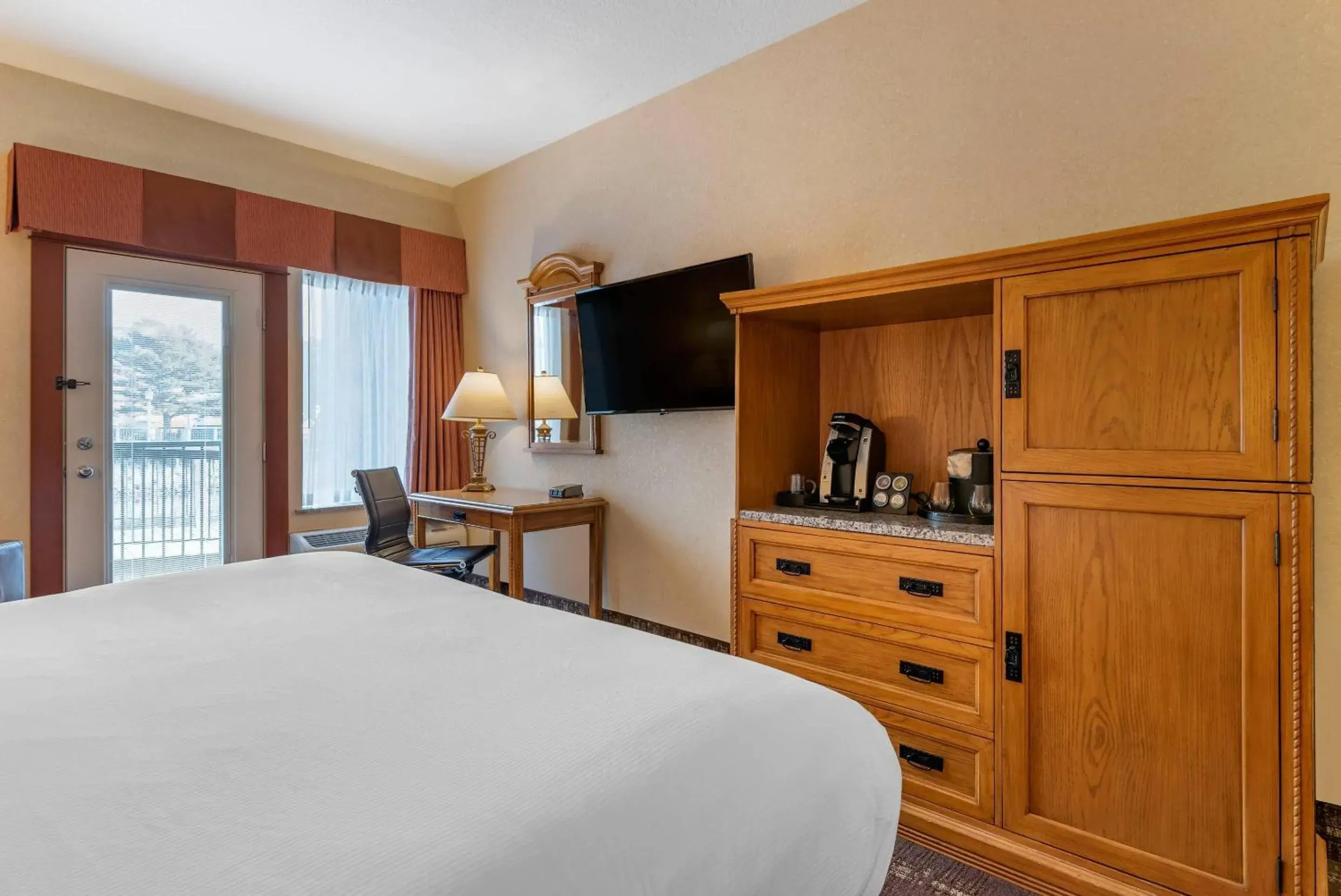 Bedroom, Bed in Kathryn Riverfront Inn, an Ascend Collection Hotel Bedroom, Bed in Kathryn Riverfront Inn, an Ascend Collection Hotel