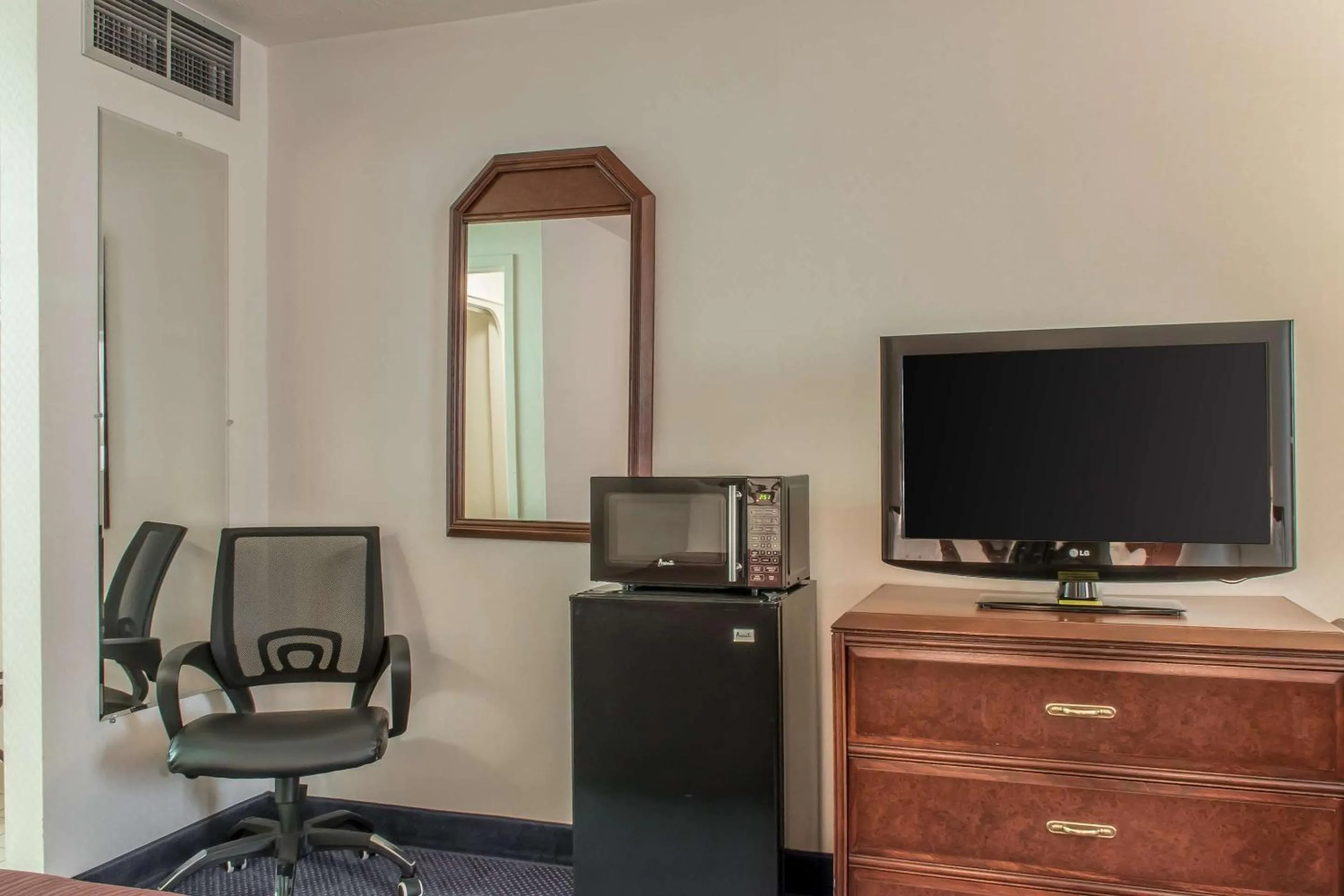 Bedroom in Quality Inn