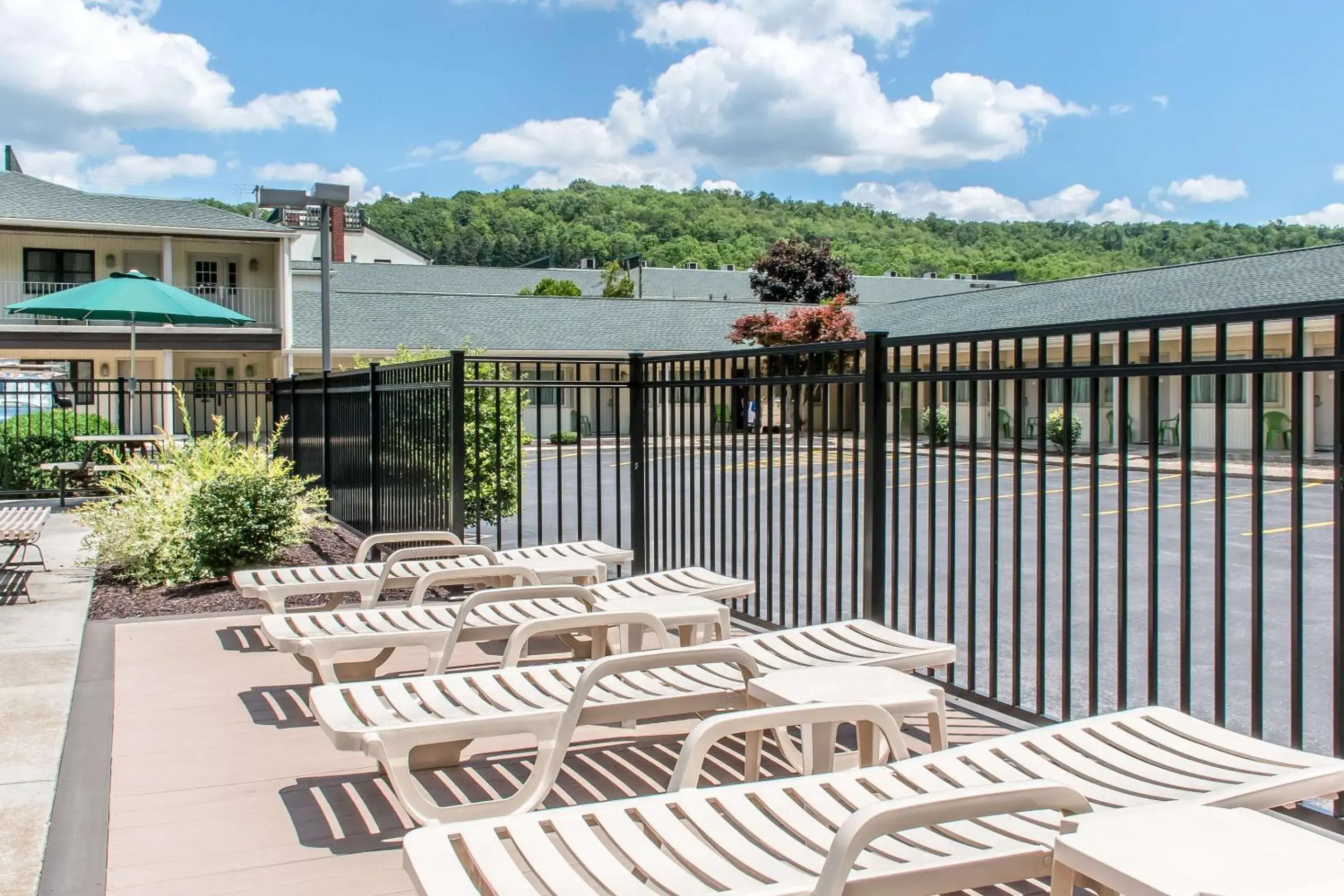 Swimming pool in Quality Inn Swimming pool in Quality Inn