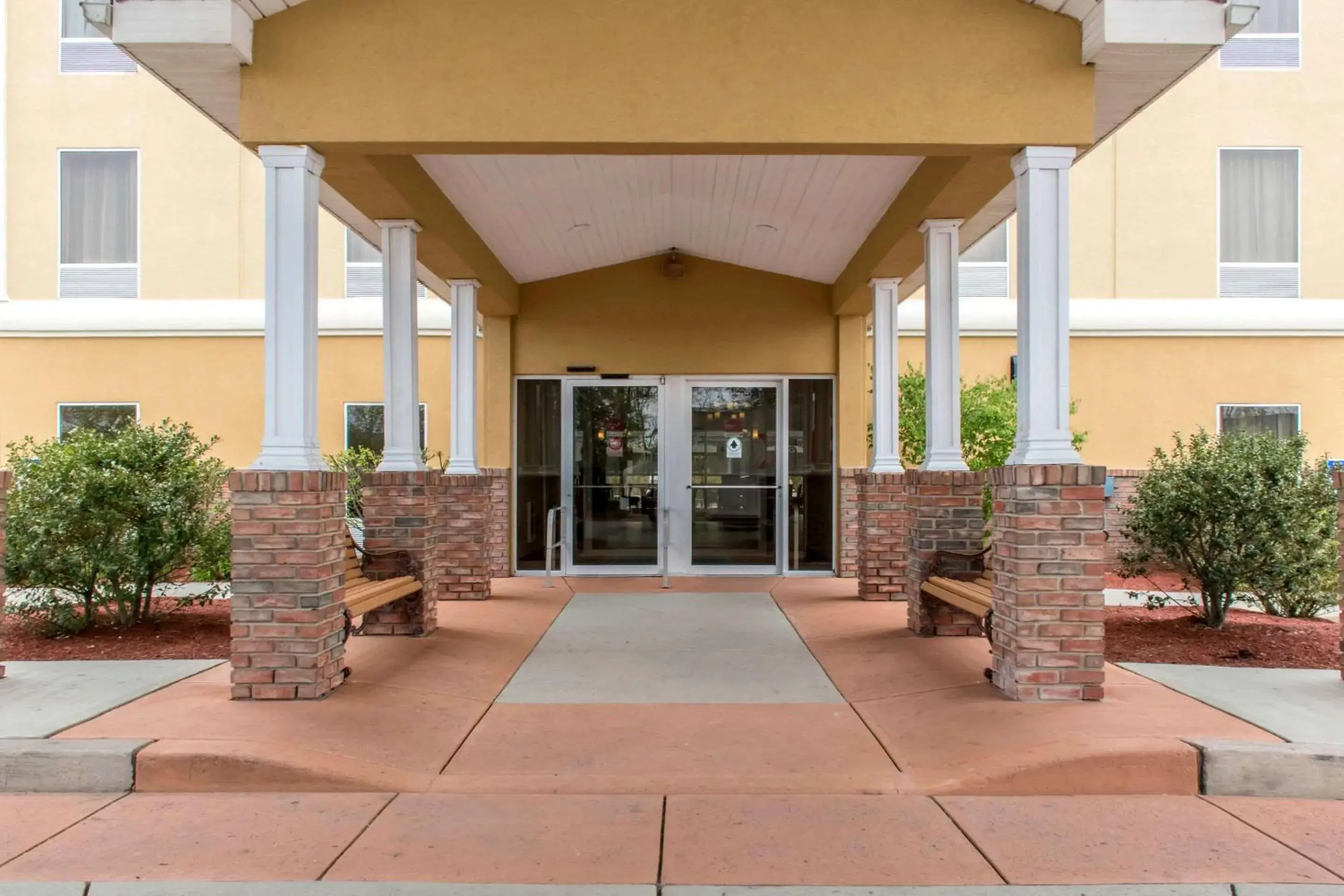 Property building in Comfort Suites Scranton near Montage Mountain Property building in Comfort Suites Scranton near Montage Mountain