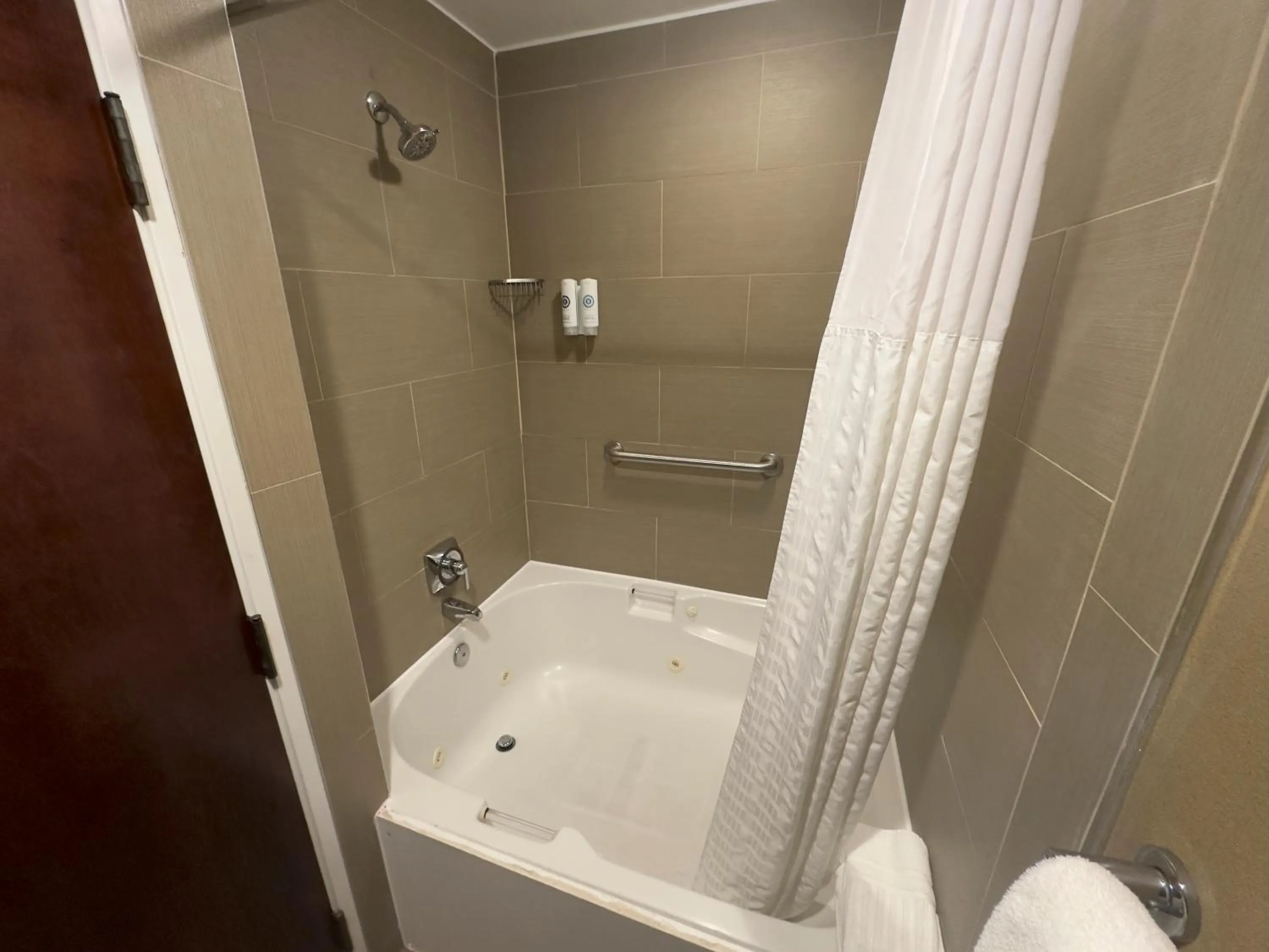 Hot Tub in Comfort Suites Scranton near Montage Mountain