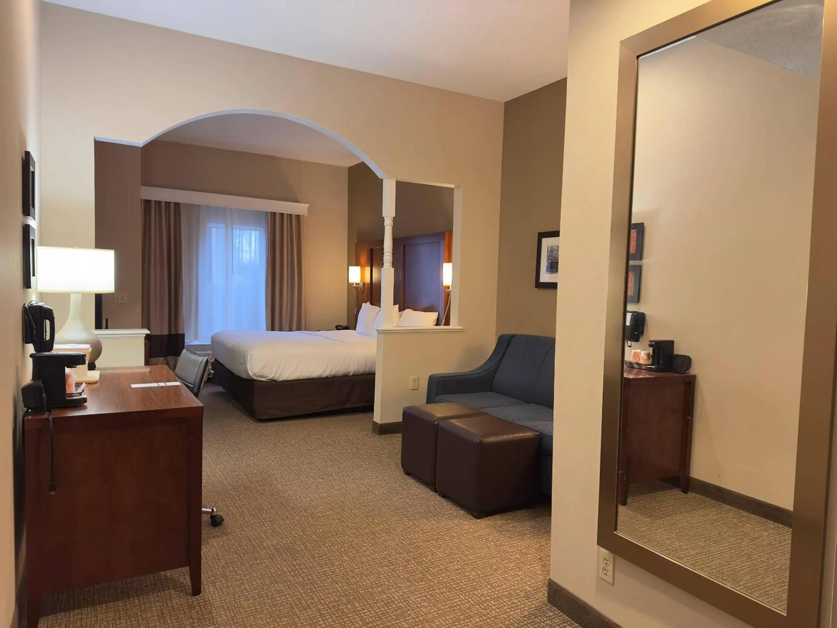 Bedroom, Bed in Comfort Suites Scranton near Montage Mountain