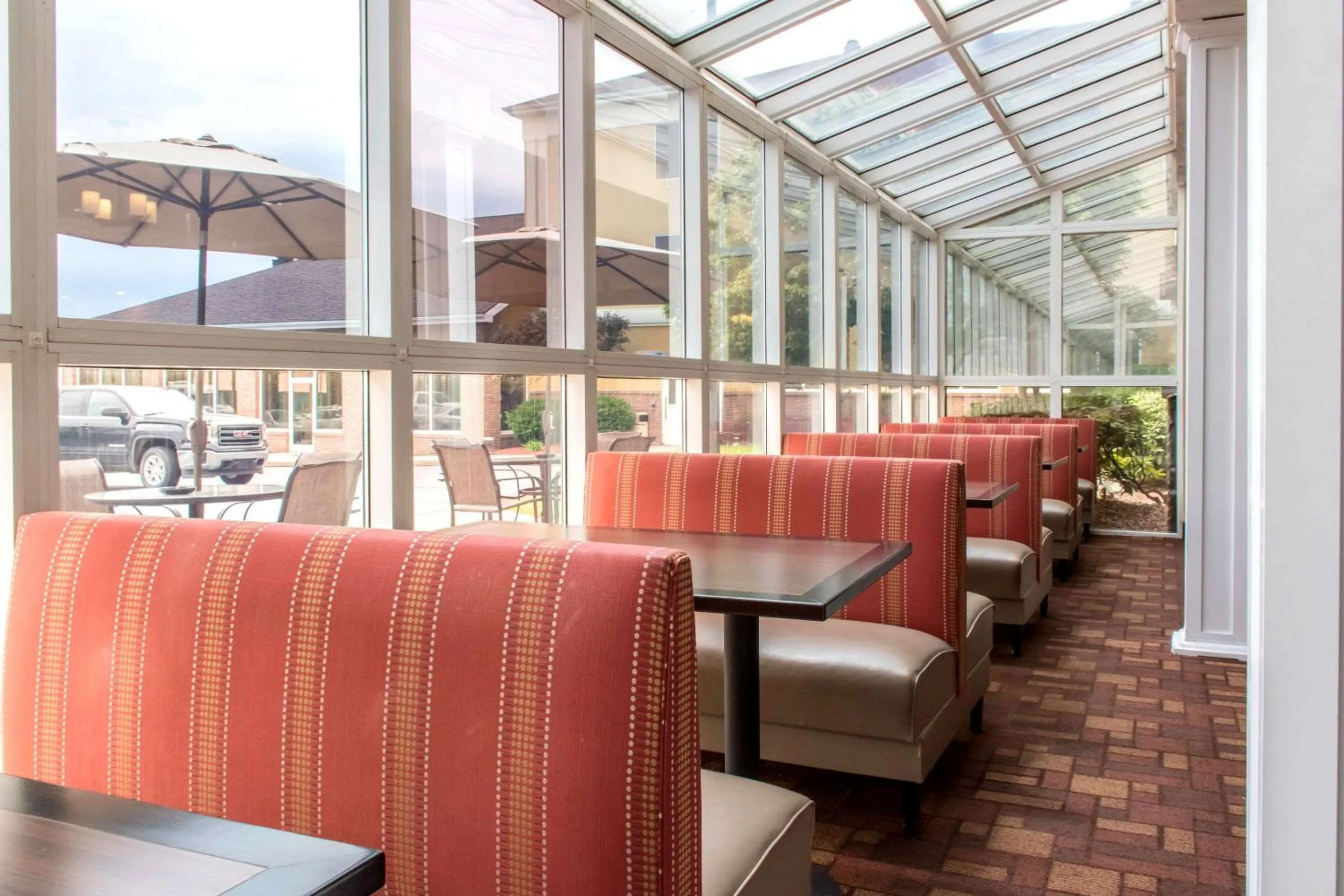 Breakfast in Comfort Suites Scranton near Montage Mountain