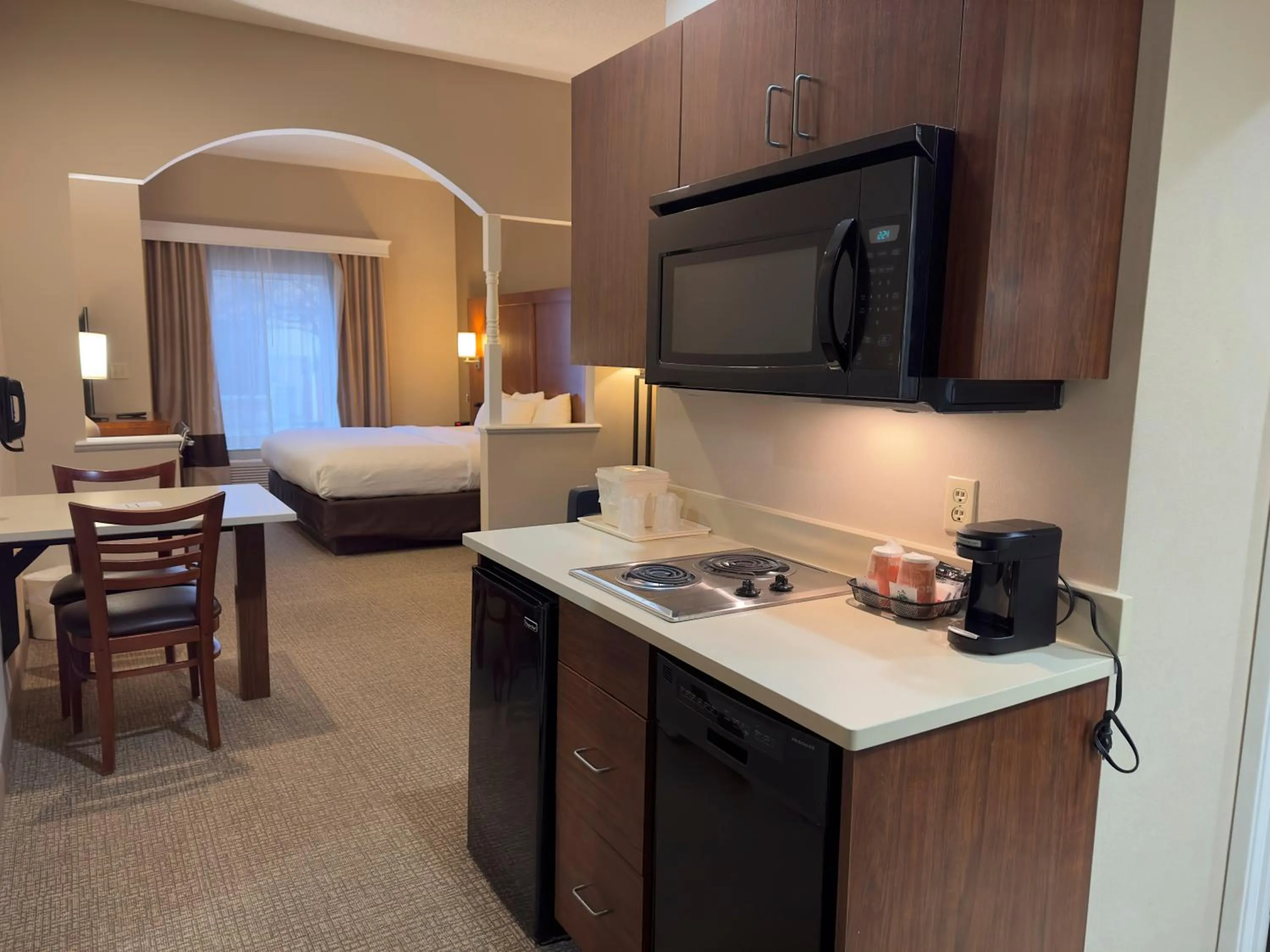 Kitchen or kitchenette, Bed in Comfort Suites Scranton near Montage Mountain