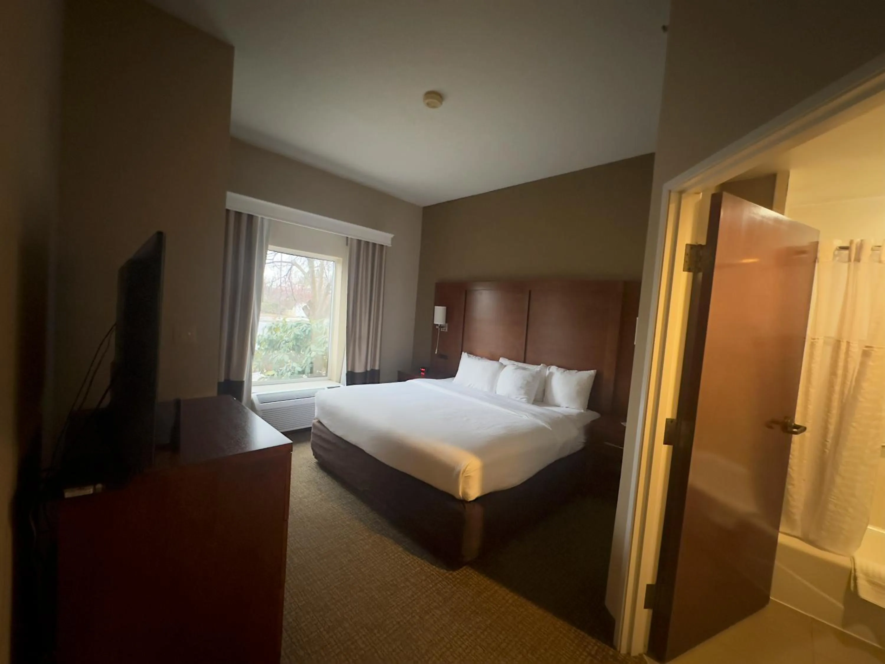 Bedroom, Bed in Comfort Suites Scranton near Montage Mountain