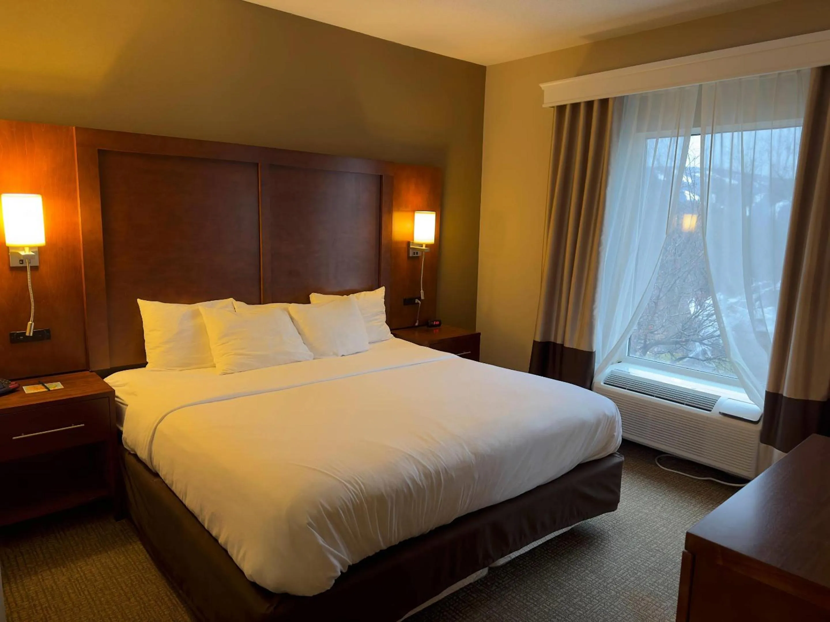 Bedroom, Bed in Comfort Suites Scranton near Montage Mountain